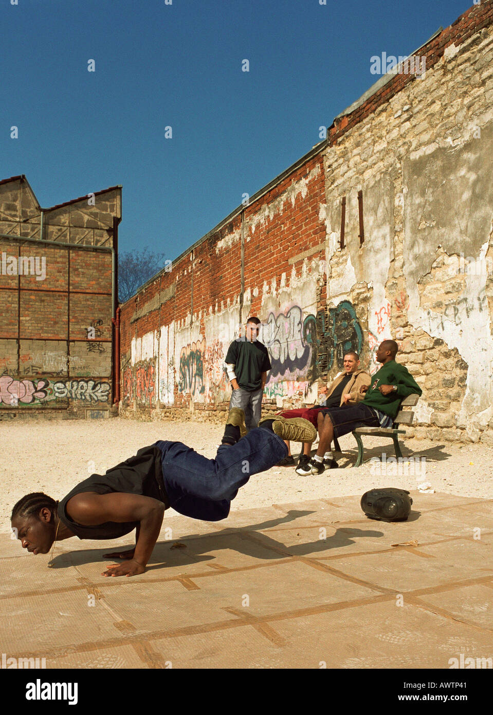 Mann auf Händen, balancieren Breakdance im städtischen Umfeld Stockfoto
