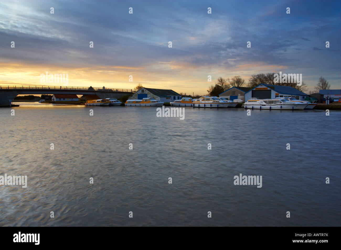 Blick auf Acle Brücke und der Fluß Yare in den Norfolk Broads Stockfoto