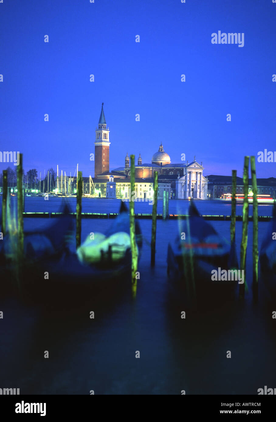 San Giorgio Maggiore bei Dämmerung Nacht unscharfer Gondeln im Vordergrund Venedig Veneto Italien Stockfoto