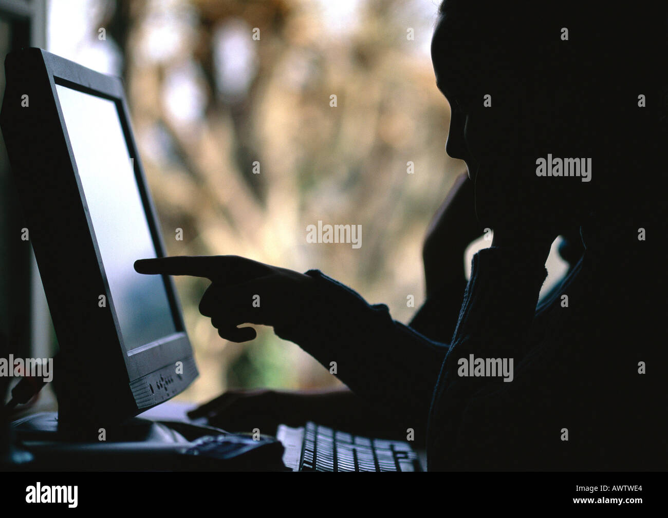 Kinder mit Computer, silhouette Stockfoto
