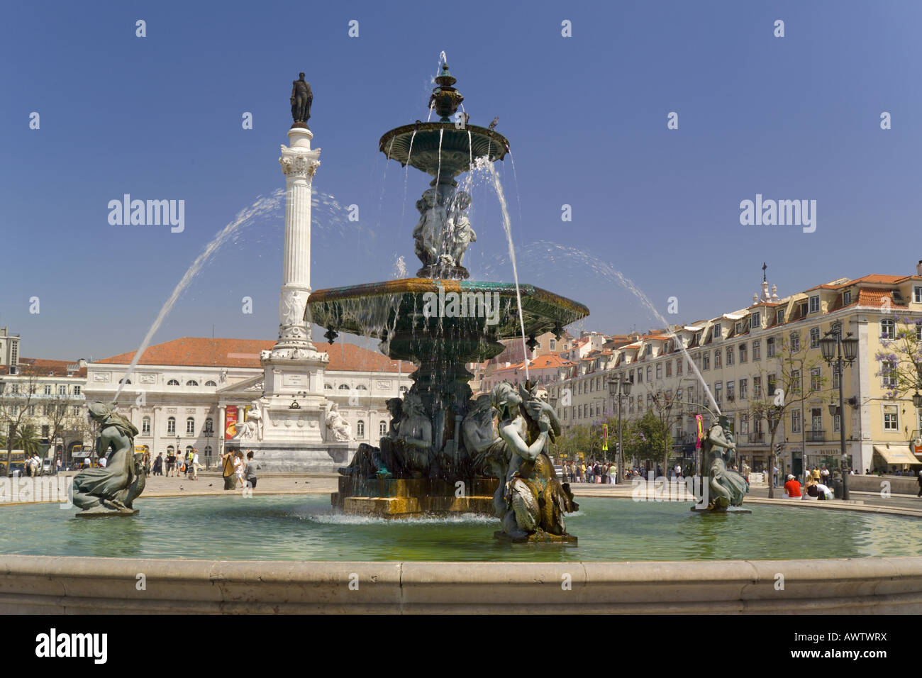 Portugal Lissabon Stadtteil Baixa Rossio-Platz-Brunnen und die Statue von Dom Pedro IV Stockfoto