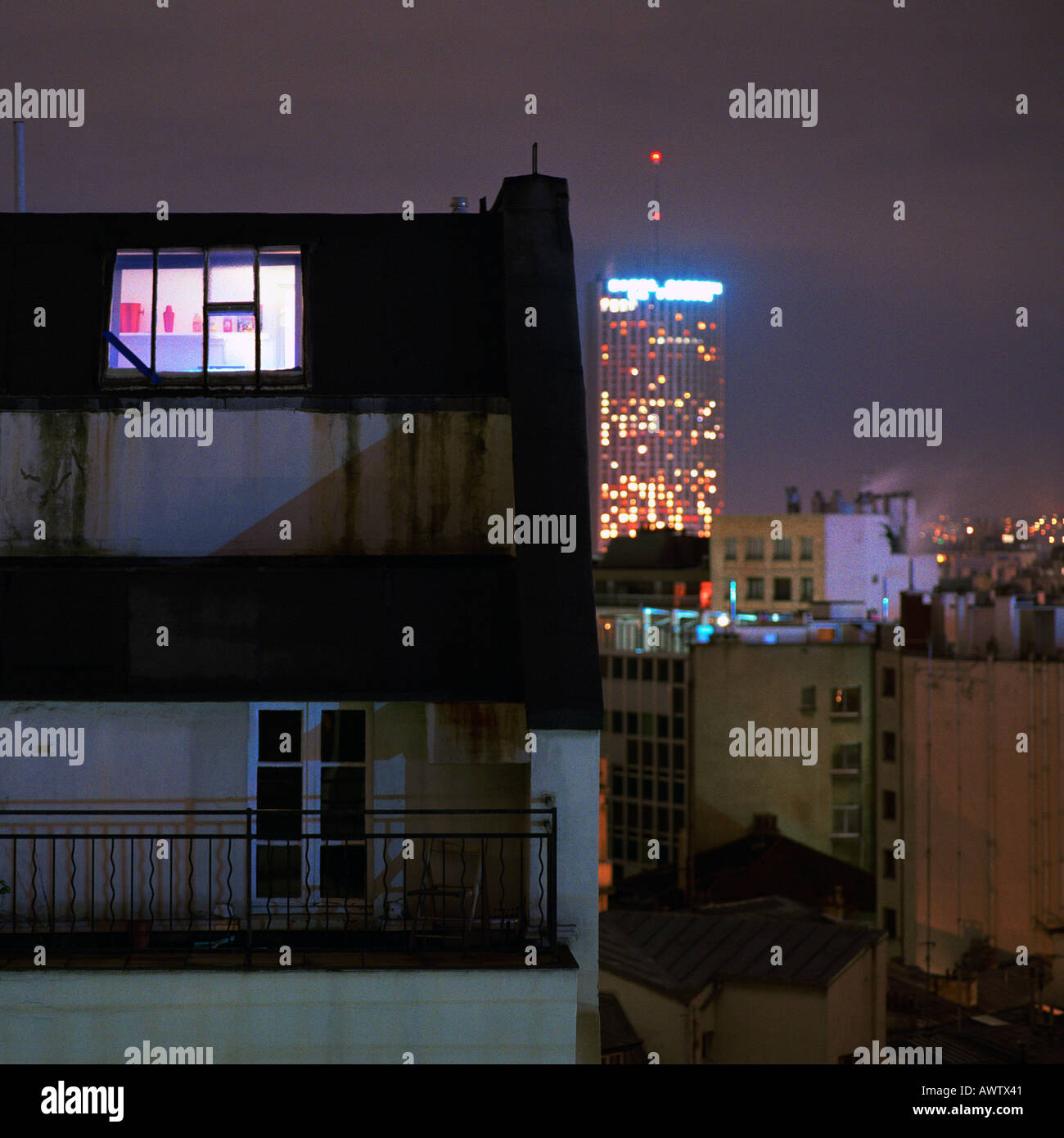 Außenansicht des Dachgeschoss-Wohnung nachts beleuchtet Stockfoto