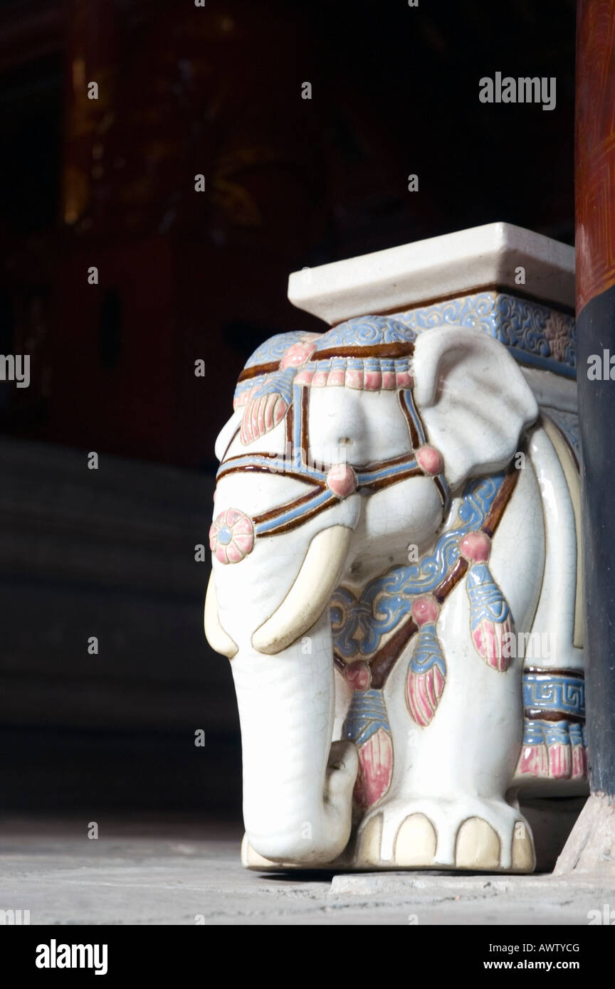 Keramik Elefant im Haus Zeremonien der Temple of Literature, Hanoi-Vietnam Stockfoto