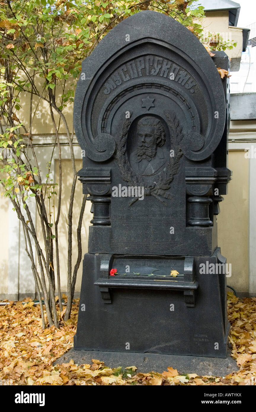 Grab von Modest Mussorgski auf dem Tichwin-Friedhof des Alexander-Newski-Kloster in St. Petersburg, Russland Stockfoto