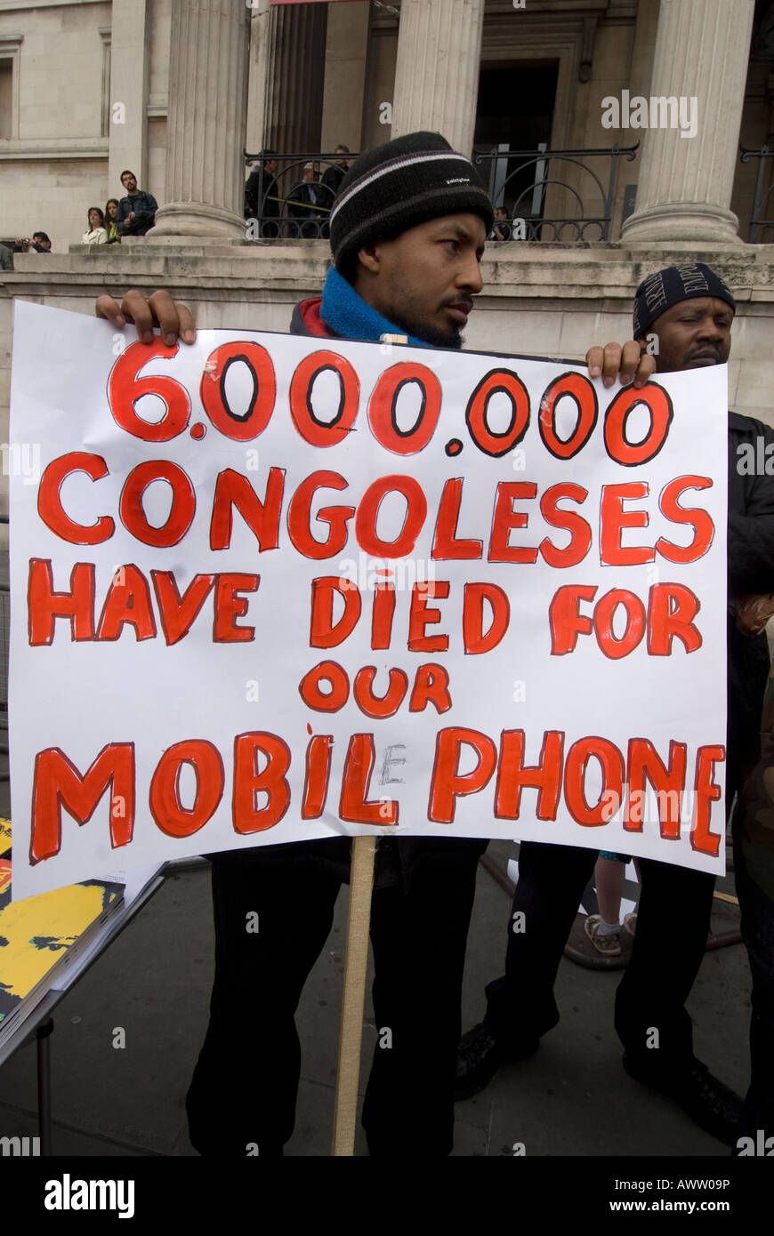 Kongolesen zu demonstrieren, um auf die Ausbeutung ihres Landes für Coltan in Mobiltelefonen verwendet aufmerksam Stockfoto