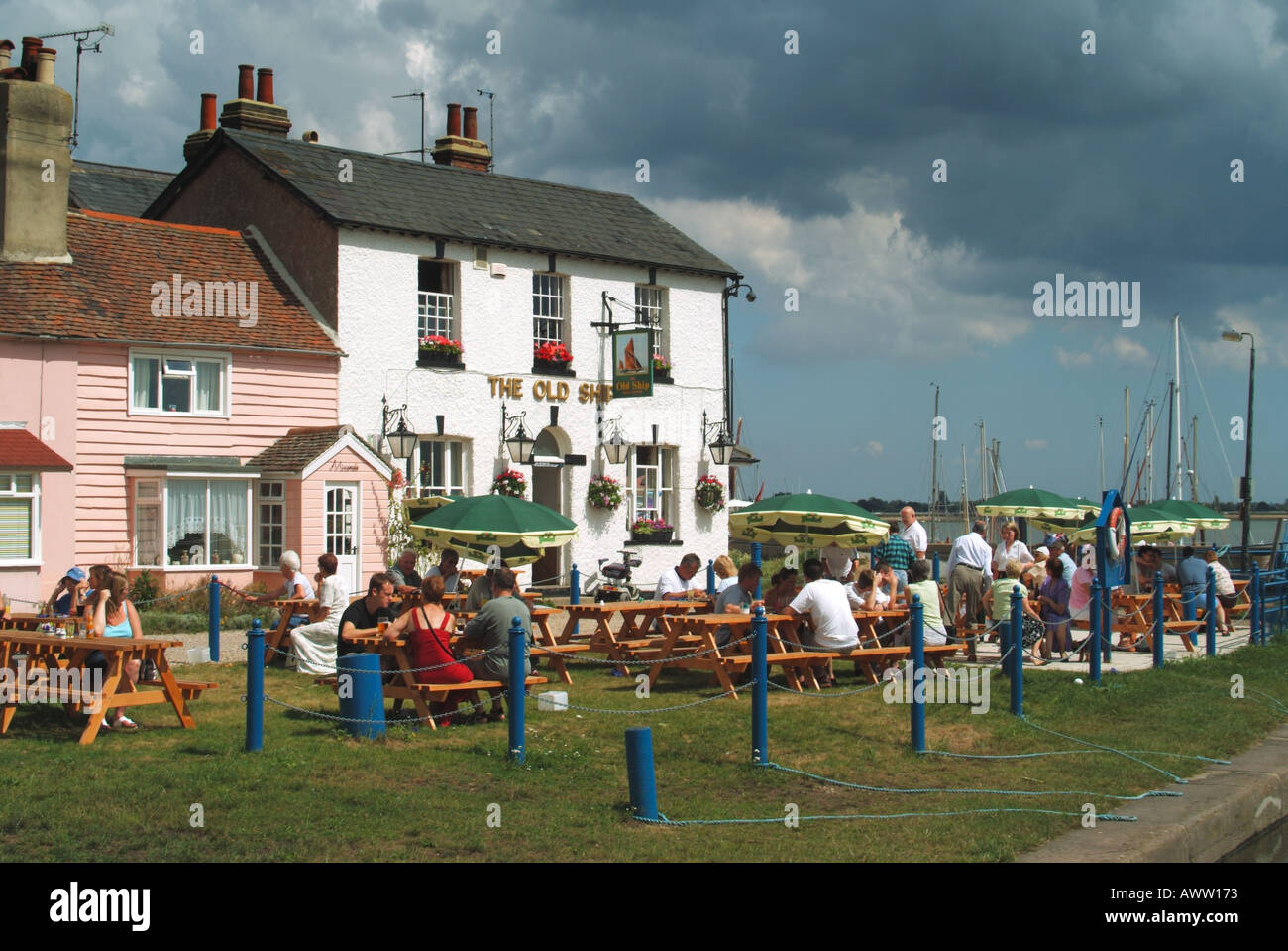 Heybridge Basin das alte Schiff Gasthaus am Ufer des Flusses Blackwater Leute an der Wasserseite Tische im Freien in der Nähe von Maldon Essex England Großbritannien Stockfoto