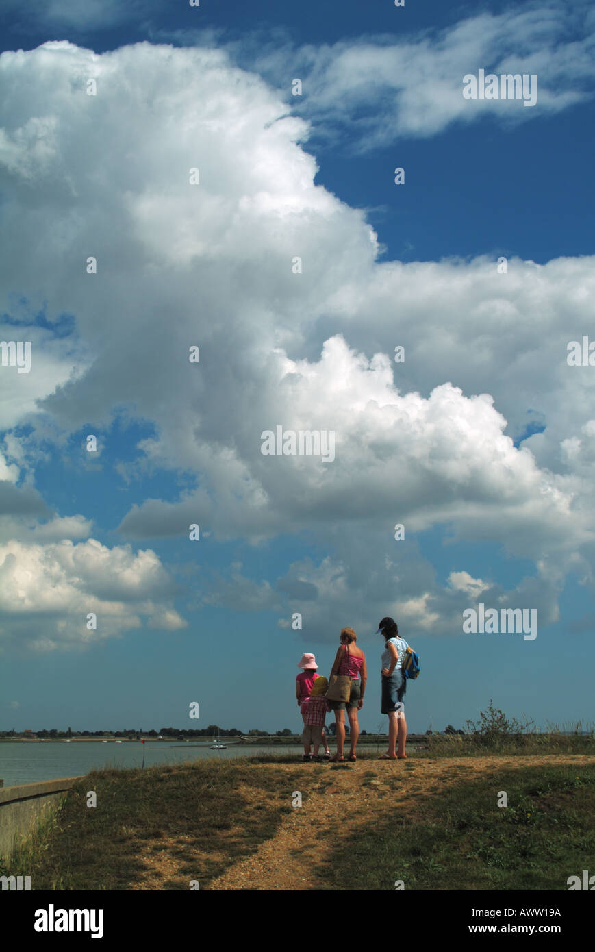 Heybridge Basin in der Nähe von Maldon Leute Anhalten der Blick vom Wanderweg am Ufer des Flusses Blackwater mit Big Sky Essex England Großbritannien zu bewundern. Stockfoto