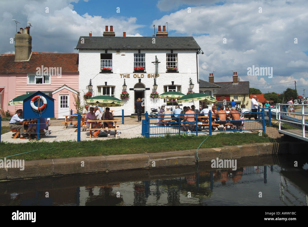 Heybridge Basin der Old Ship Inn and Cottages am Ufer des Flusses Blackwater Leute an der Wasserseite Tische im Freien Essex England Großbritannien Stockfoto