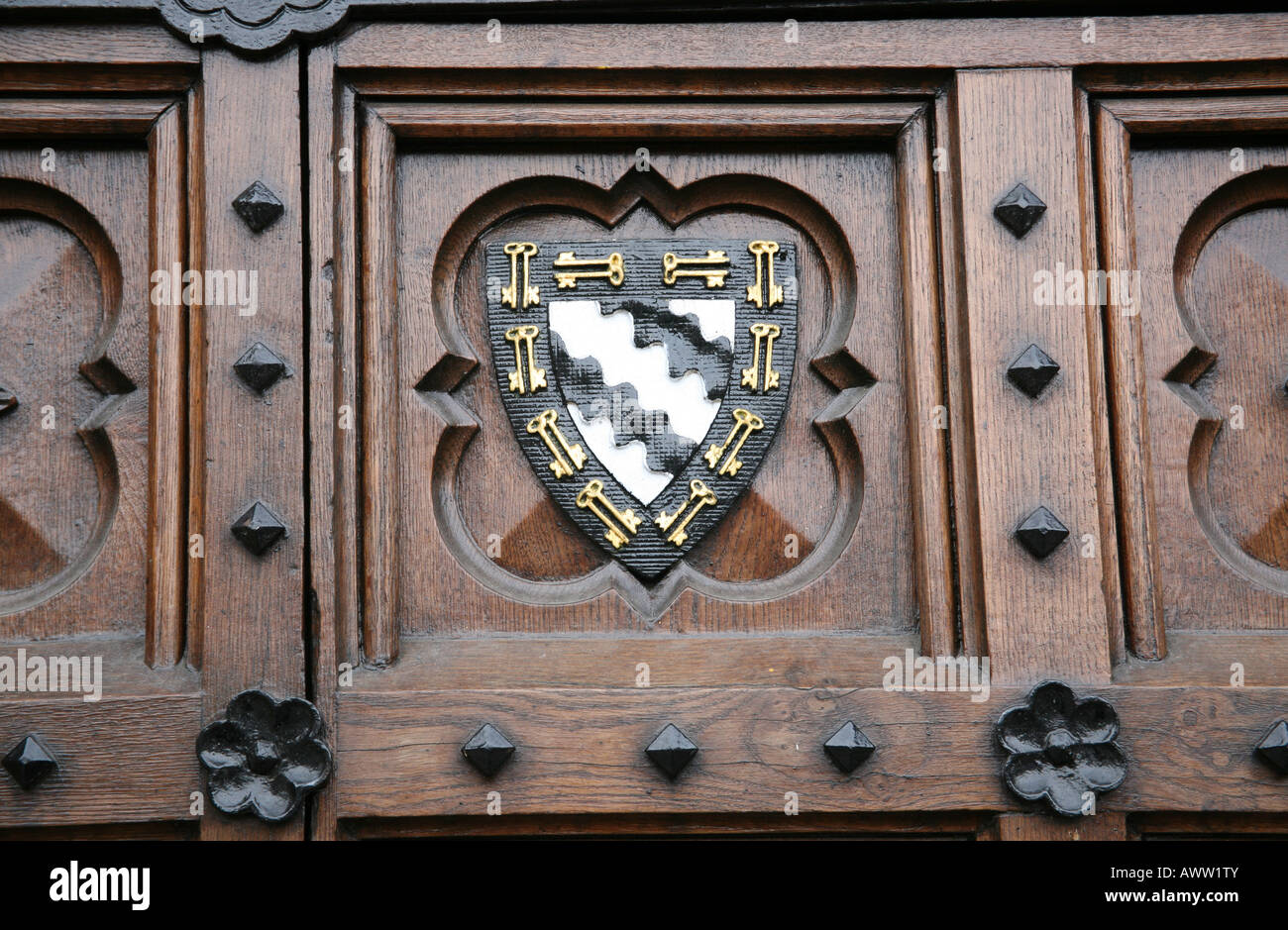 Wappen auf der Tür des Oxford college Stockfoto