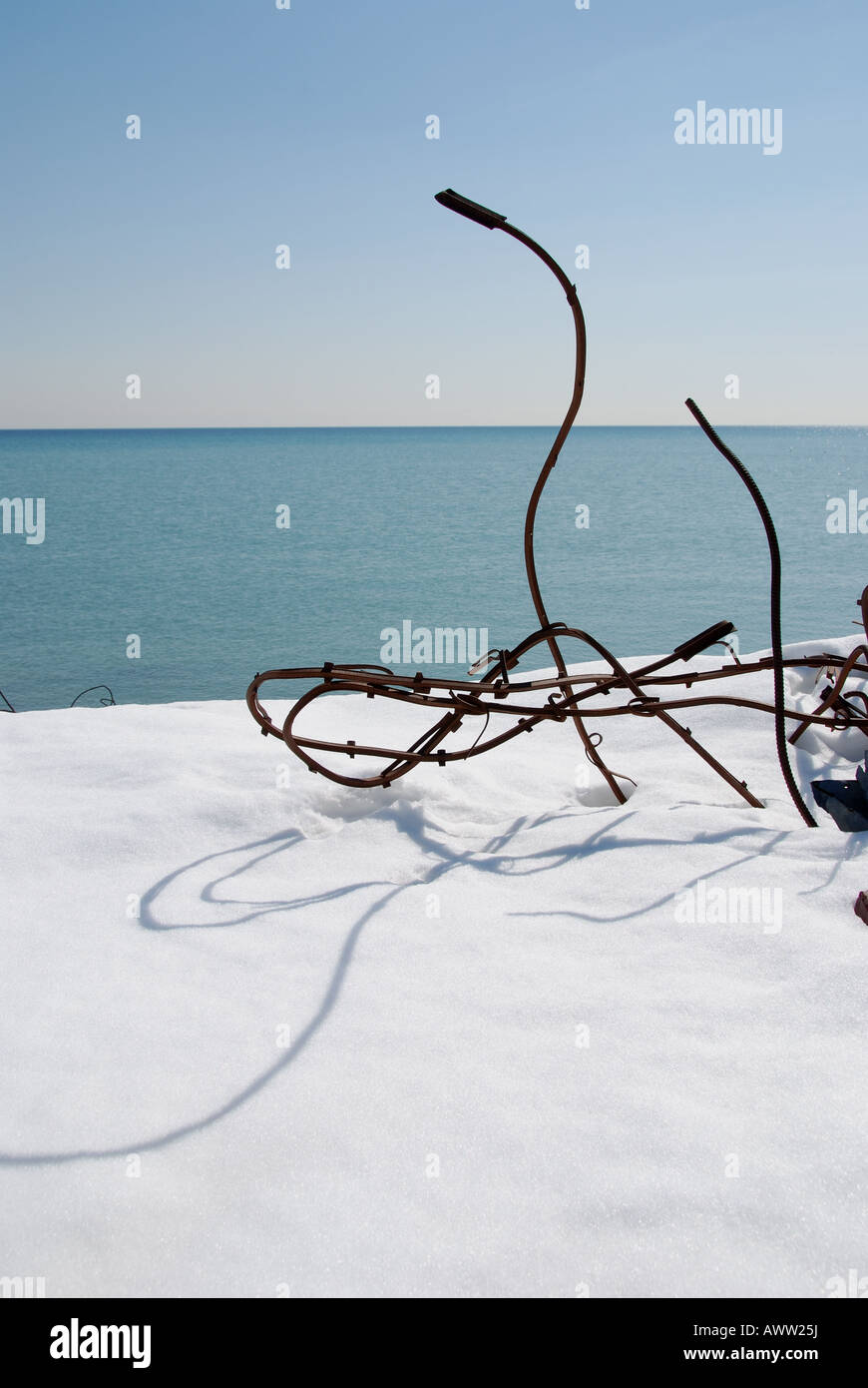 Ein verdrehtes Metallstück auf der Leslie spuckte ein Land-Rückgewinnungsprojekt mit Schutt am Ufer des Lake Ontario in der Nähe von Toronto Stockfoto