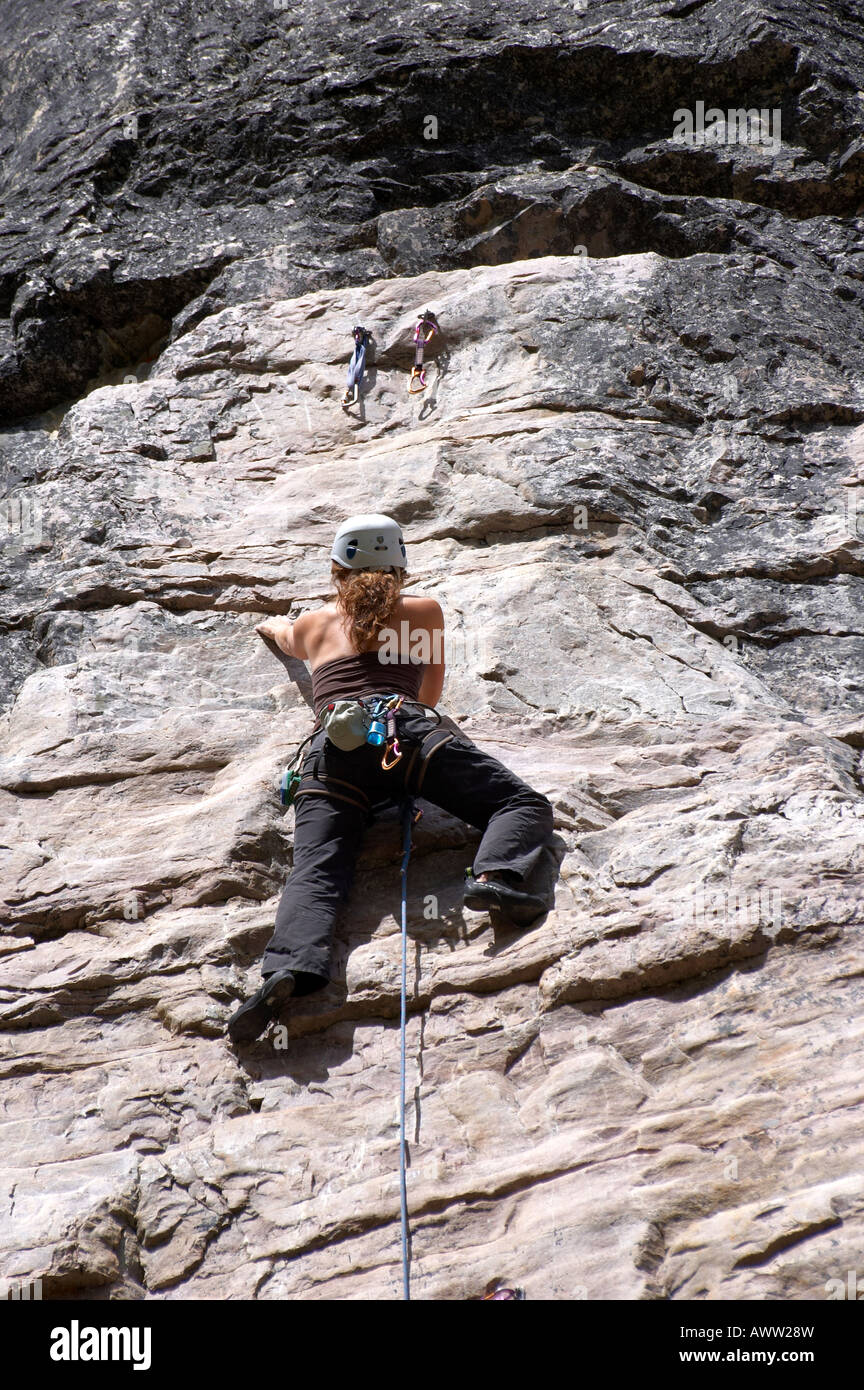 Weibliche Kletterer auf den Klippen an der Spitze der Lake Louise, in der Nähe von Banff, Alberta, Kanada. Stockfoto