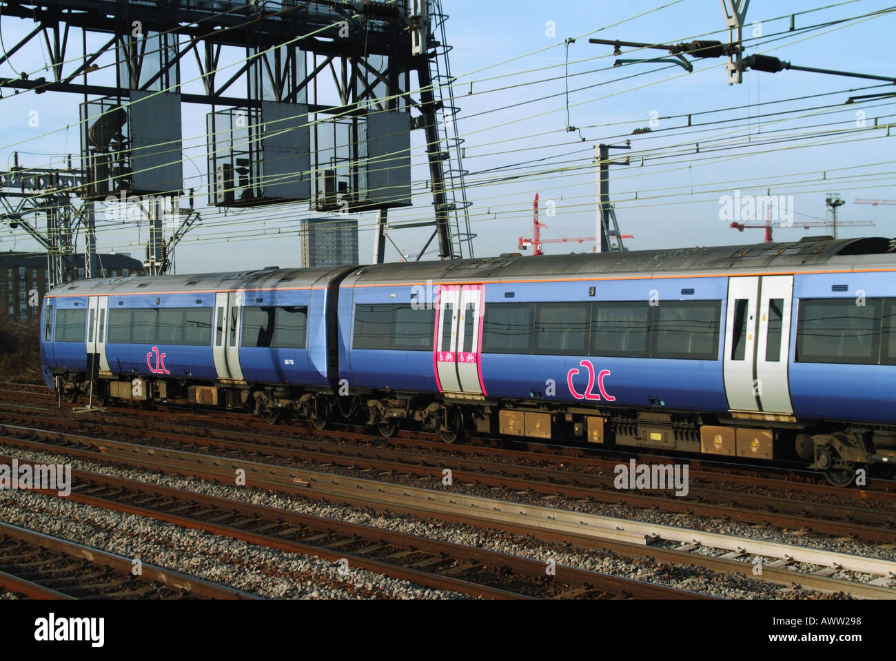 C2C Personenzug Kutschen und elektrifizierten Oberleitung auf Network Rail Track Stratford Newham East London England Großbritannien Stockfoto