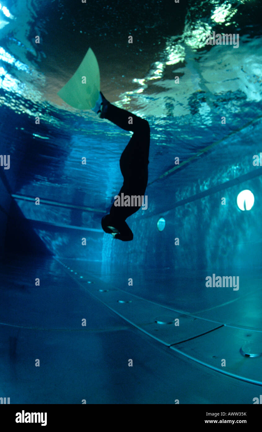 Freediver mit mono Fin training Stockfoto