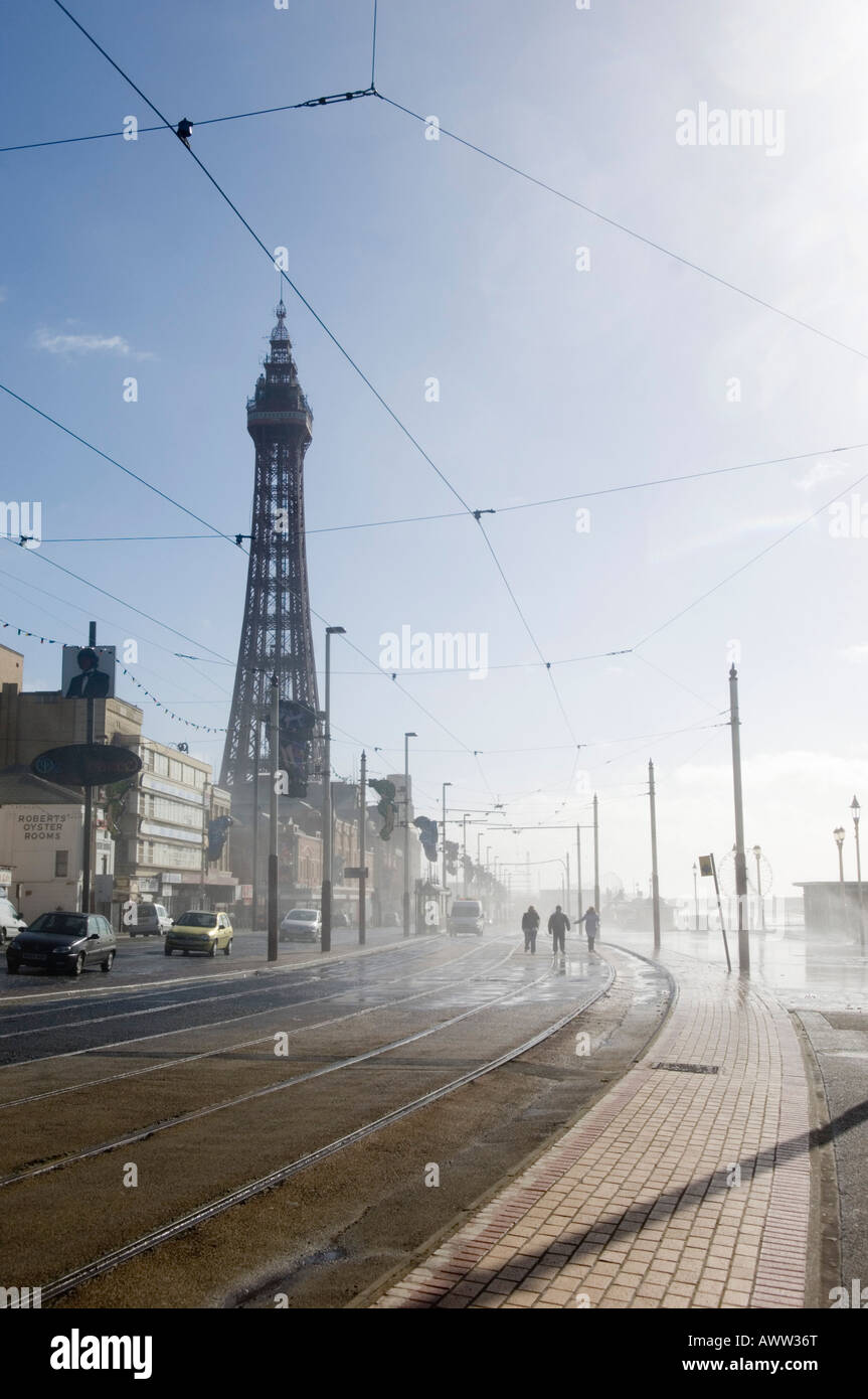 Hilfsgerät zu Fuß entlang der Strandpromenade in Blackpool tram Tracks auf einer nassen und windigen Tag im Winter Stockfoto