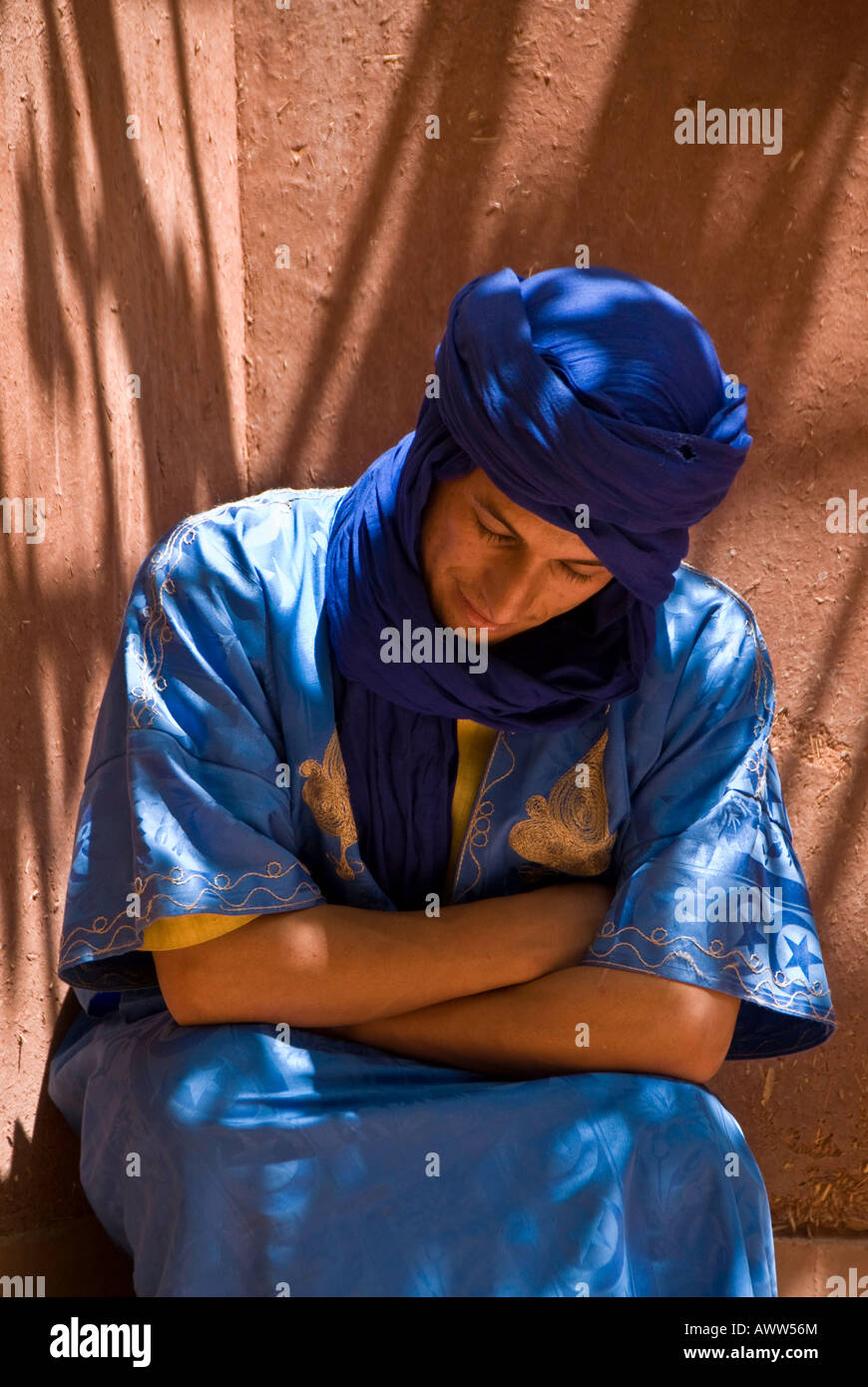 Lichtspiele auf Portrait ruhenden jungen in blau, Marokko Stockfoto