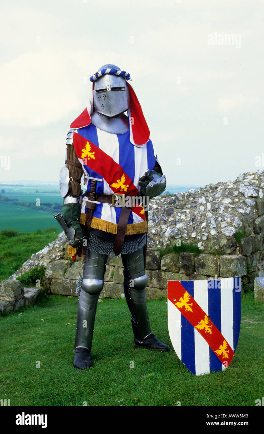 Mittelalterliche Re-Enactment englischer Ritter 13. Jahrhundert Wappen blasoniert Schild Rüstung Geschichte historische, Waffe, Waffen Stockfoto