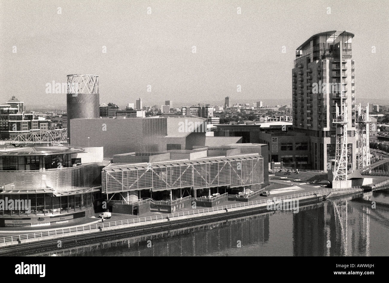 Panoramablick auf die Lowry, Manchester Ship Canal, entnommen aus dem Imperial War Museum, Salford Quays, Manchester, UK Stockfoto