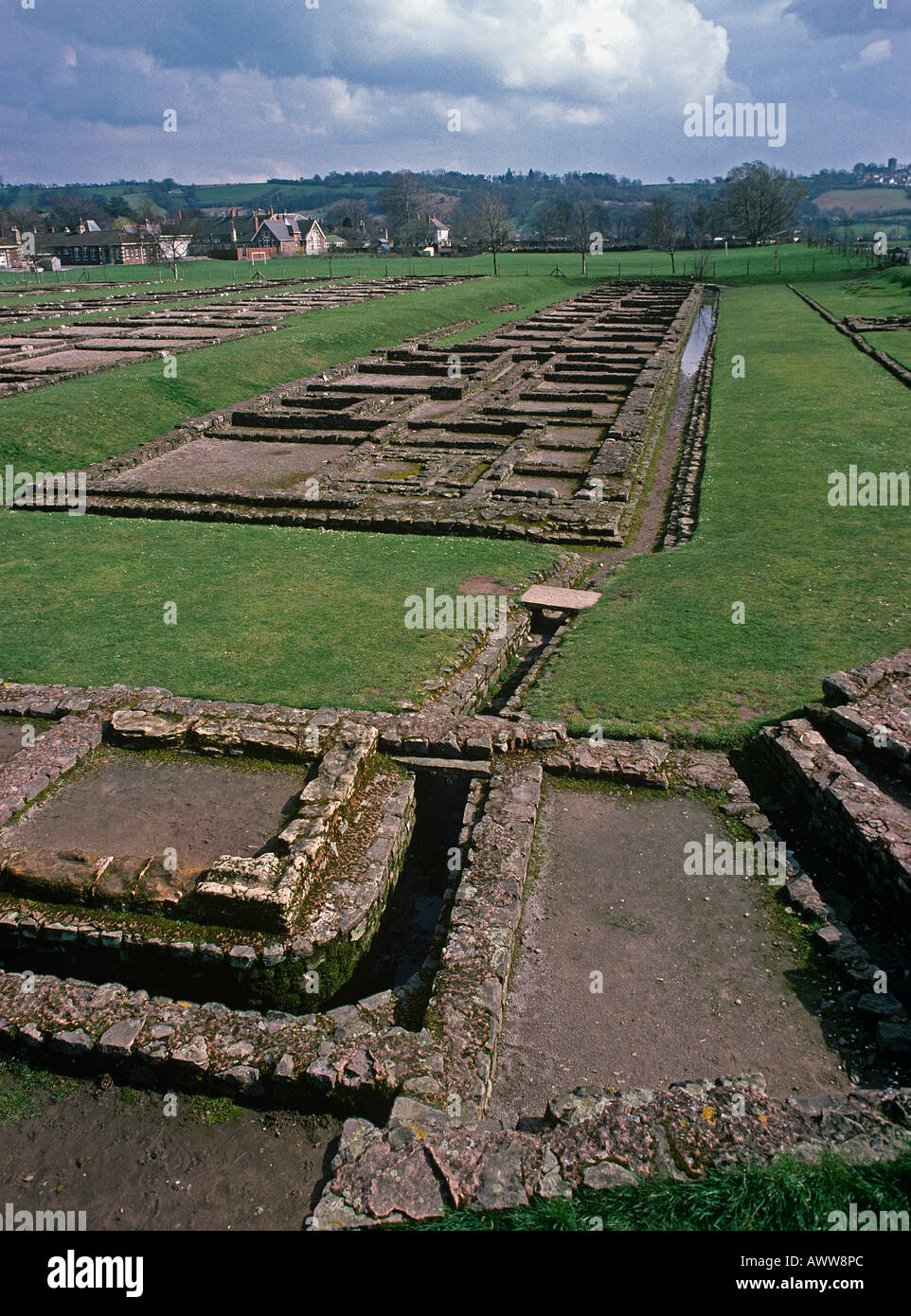 Reste der Fundamente und niedrigen Mauern der Kaserne und Latrinen für Garison in Caerleon Roman Fort von Isca Stockfoto