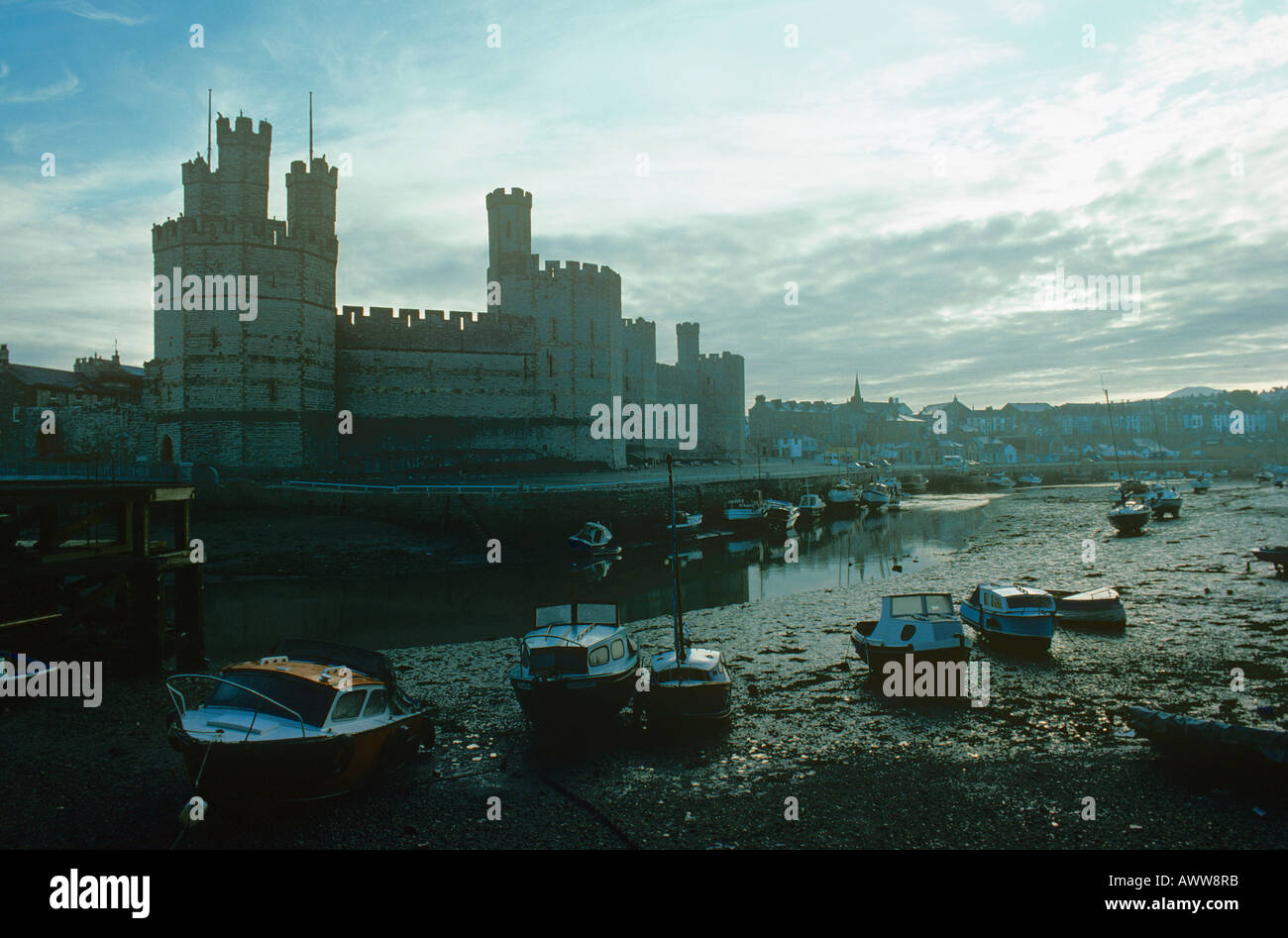 Caernarvon Castle 13. Centrury Festung mit Blick auf die Menai geraden gebaut von Edward 1. Gwynedd Stockfoto
