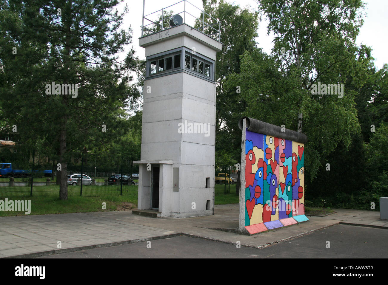 Ein Teil der Berliner Mauer und ein Guardtower auf dem Display im AlliiertenMuseum, Berlin. Stockfoto