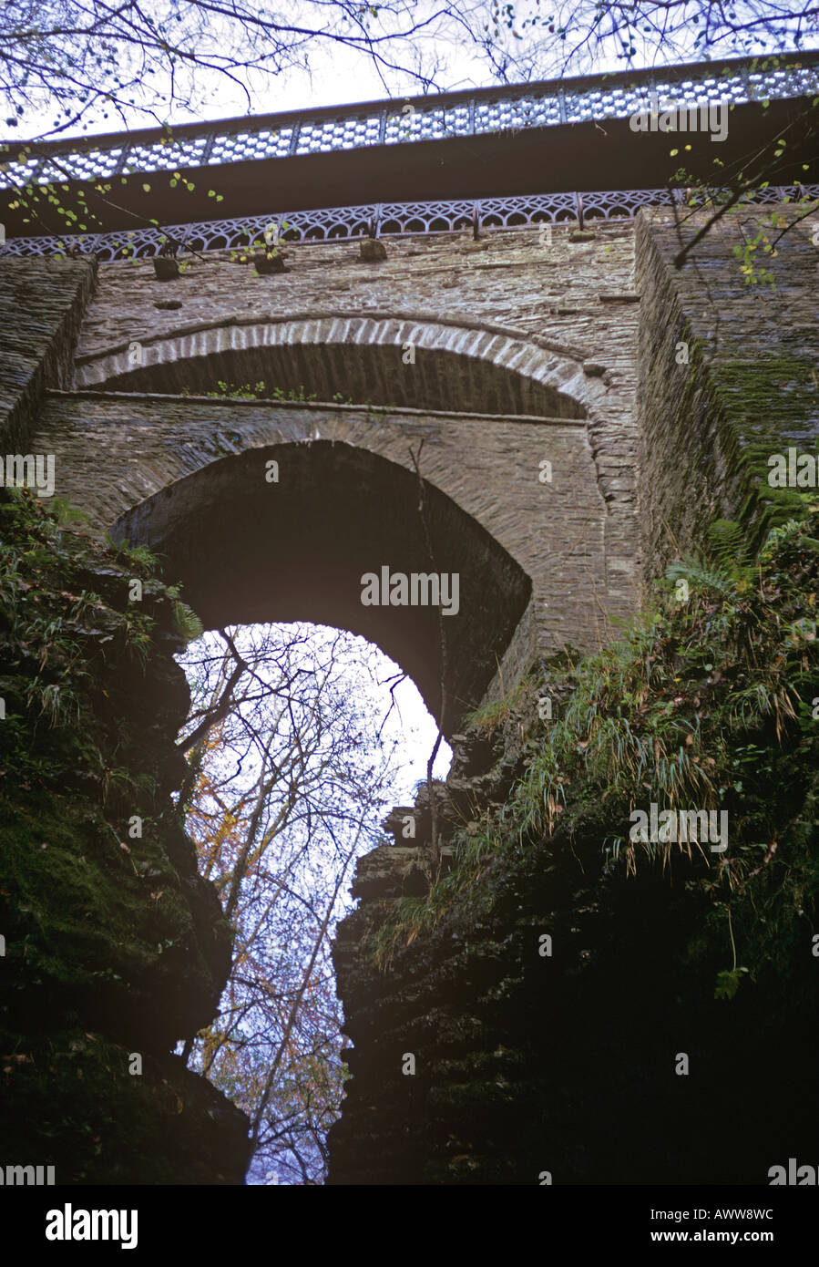 Teufelsbrücke drei Brücken übereinander über eine tiefe Schlucht auf dem Fluss Barke landeinwärts von Aberystwyth Stockfoto