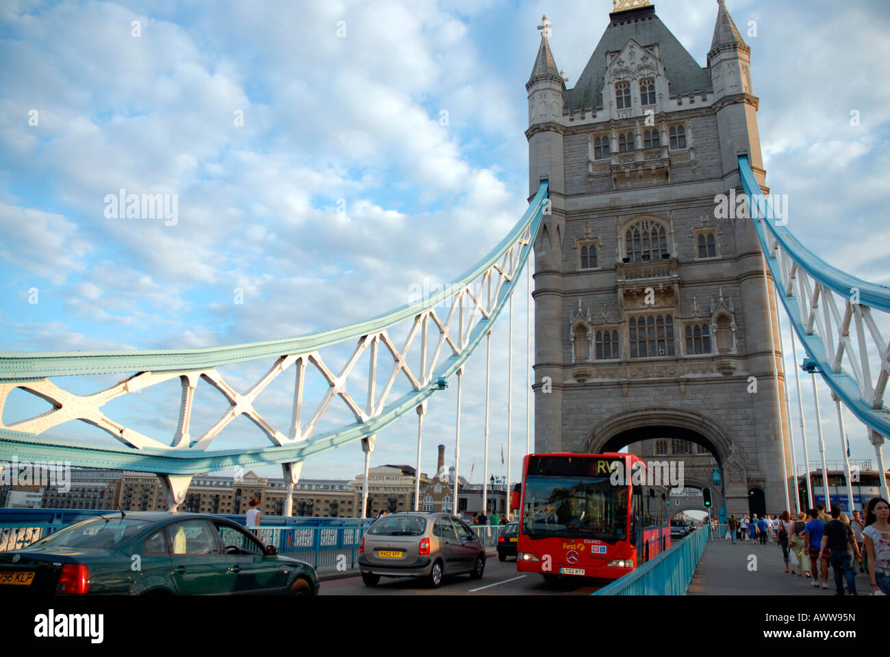 Tower BridgeLondon UK Autos Verkehr Stockfotografie Alamy