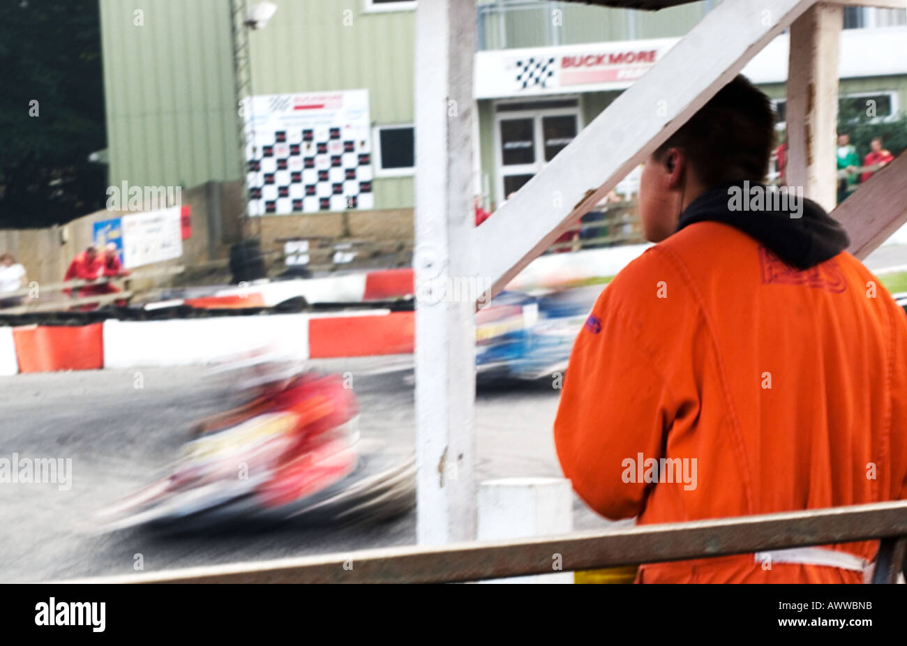 Karts Rennen durch einen Marshall im Buckmore Park Stockfoto
