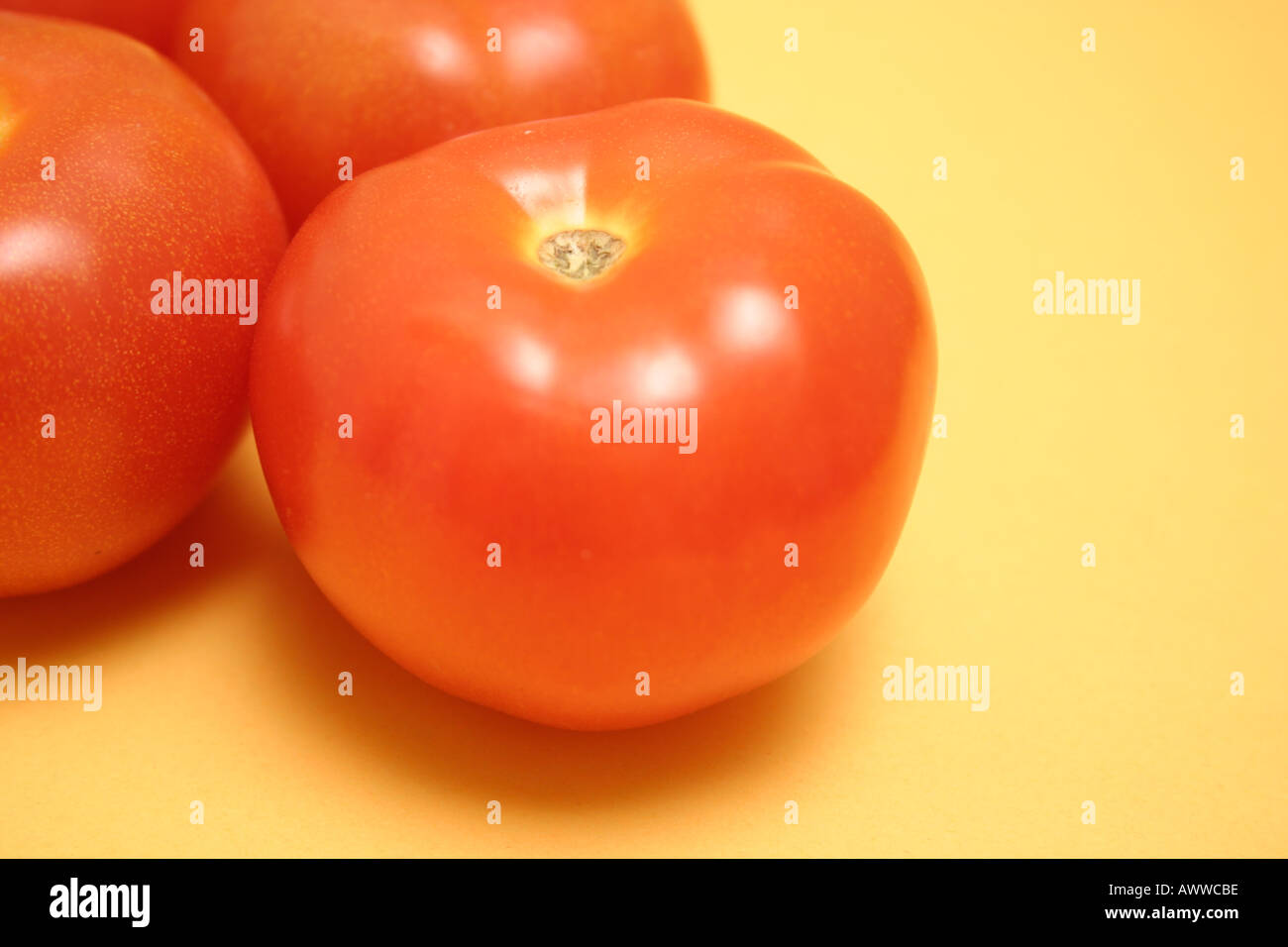 Tomaten hautnah auf gelbem Hintergrund Stockfoto
