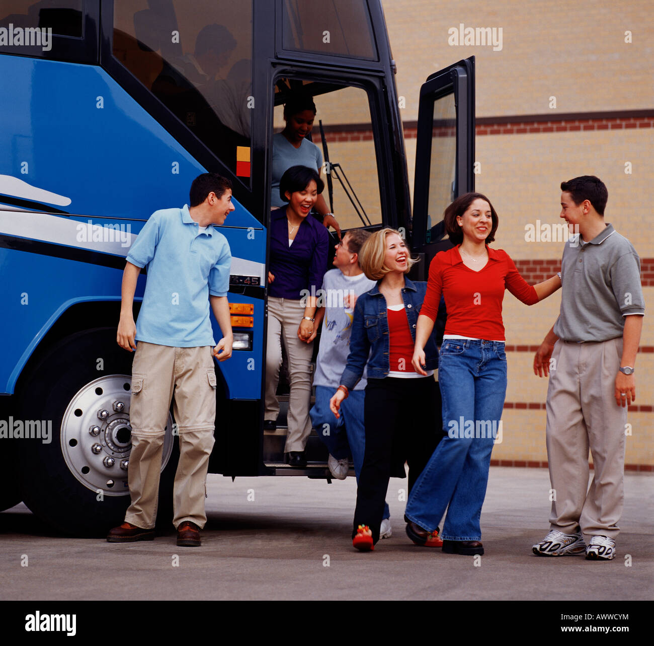 Froh, dass Teenager Gymnasiasten einen Bus fahren Stockfoto
