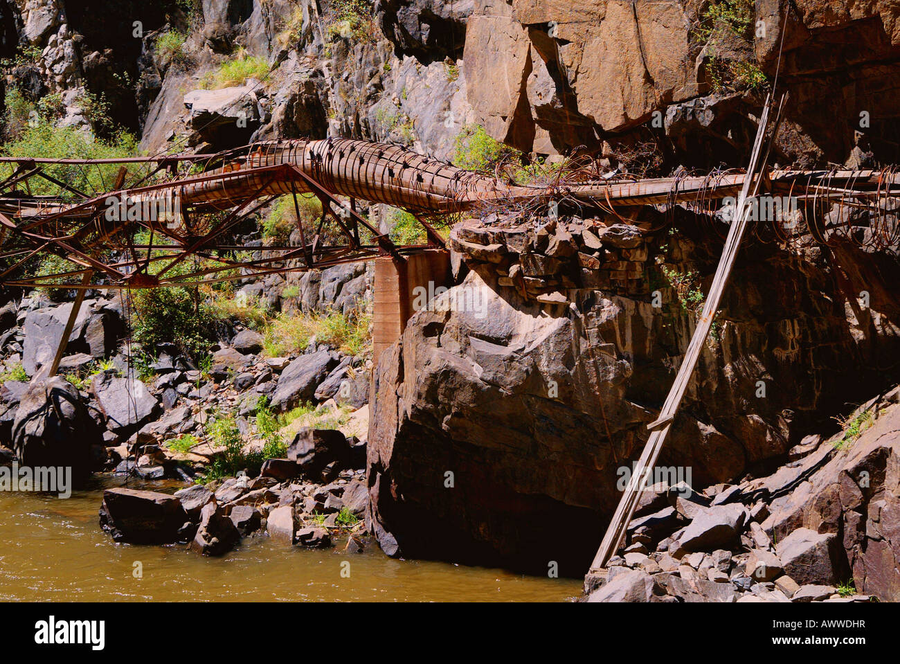 Verlassene hölzerne Wasserleitung folgt Wände der Royal Gorge Colorado USA Stockfoto