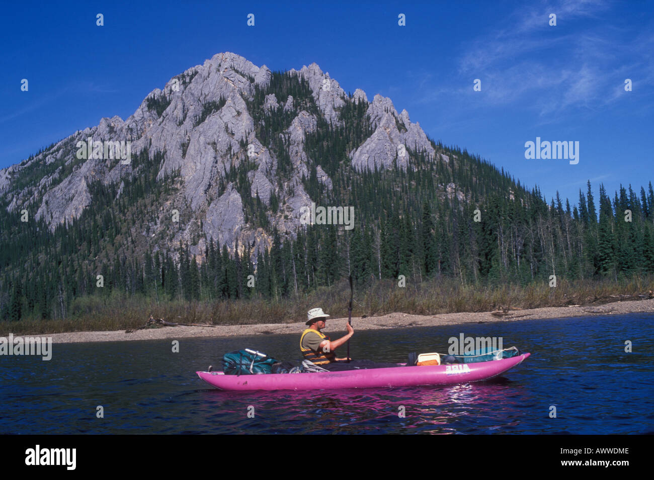 Kajakfahren auf Beaver Creek National wild und malerischen River White Mountains BLM Erholungsgebiet Alaska Stockfoto