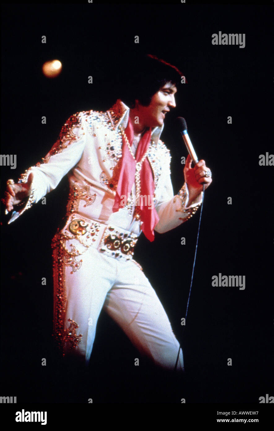 ELVIS PRESLEY in Las Vegas im Jahr 1973 Stockfoto ELVIS PRESLEY in Las Vegas im Jahr 1973 Stockfoto