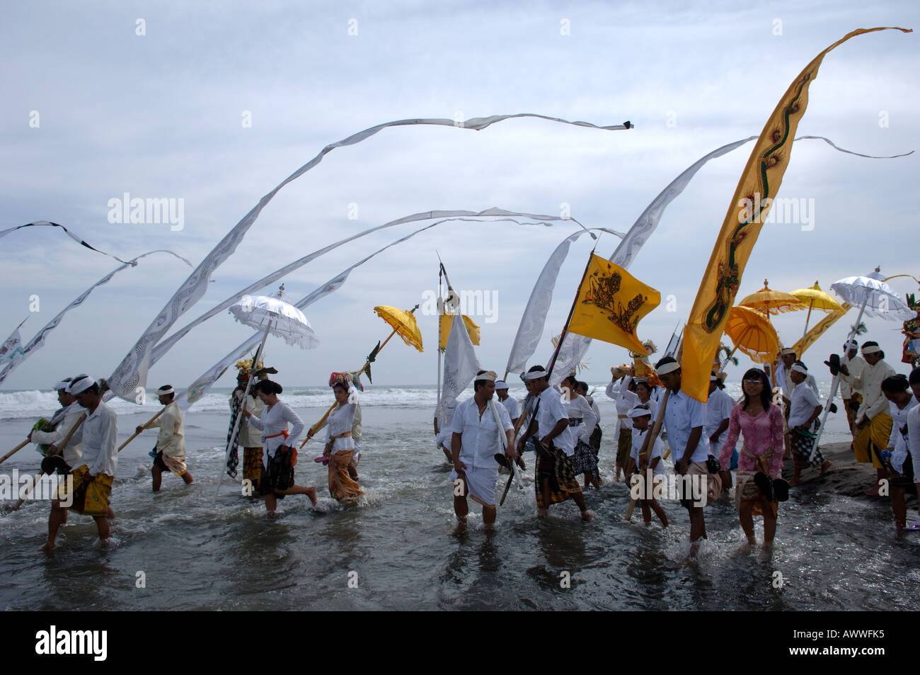 Eine Zeremonie, um die Götter zu besänftigen und Tiere zu opfern. Balinesische Fischer tun dies einmal im Jahr kurz vor Nyepi. Bali, Indonesien Stockfoto