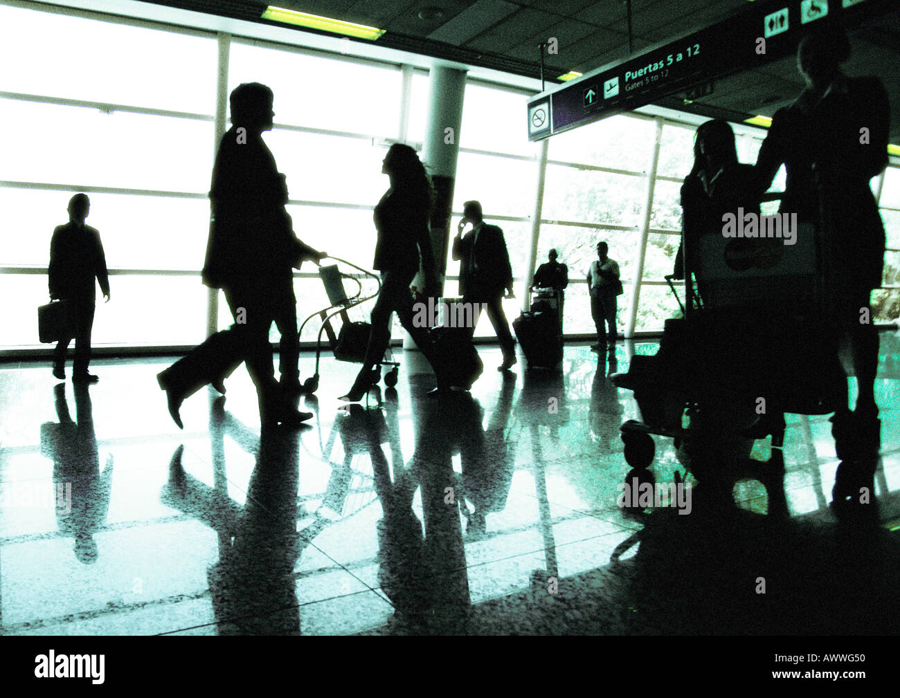 Silhouetten von Geschäftsleuten, die zu Fuß in Flughafen-terminal, Hintergrundbeleuchtung Stockfoto