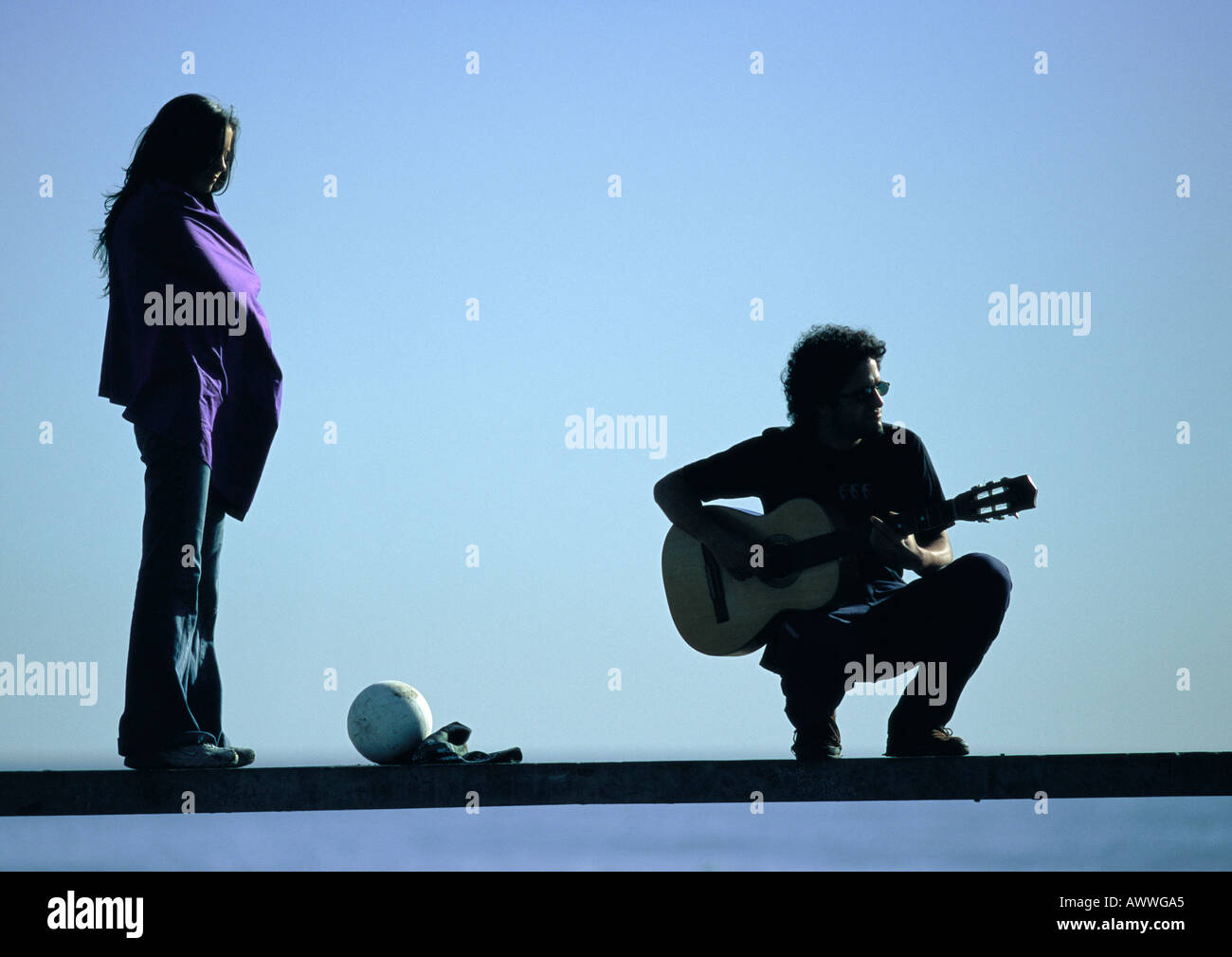 Frau, Mann, hocken, Gitarre spielen, auf Bank Stockfoto