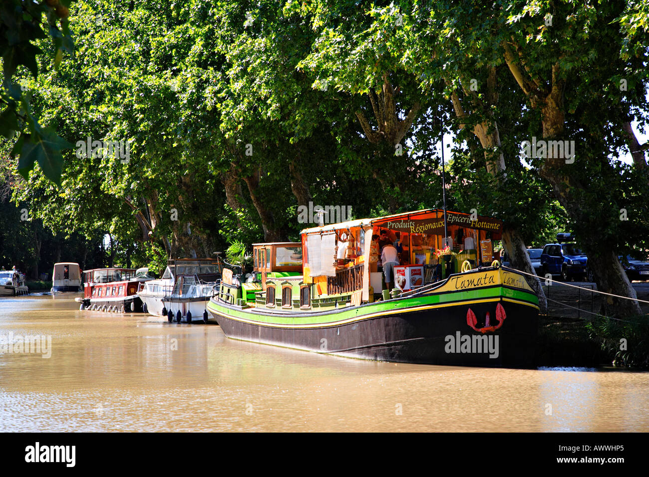 Der Lebensmittelhändler Hausboot in Somail am Canal du Midi, Frankreich. Stockfoto