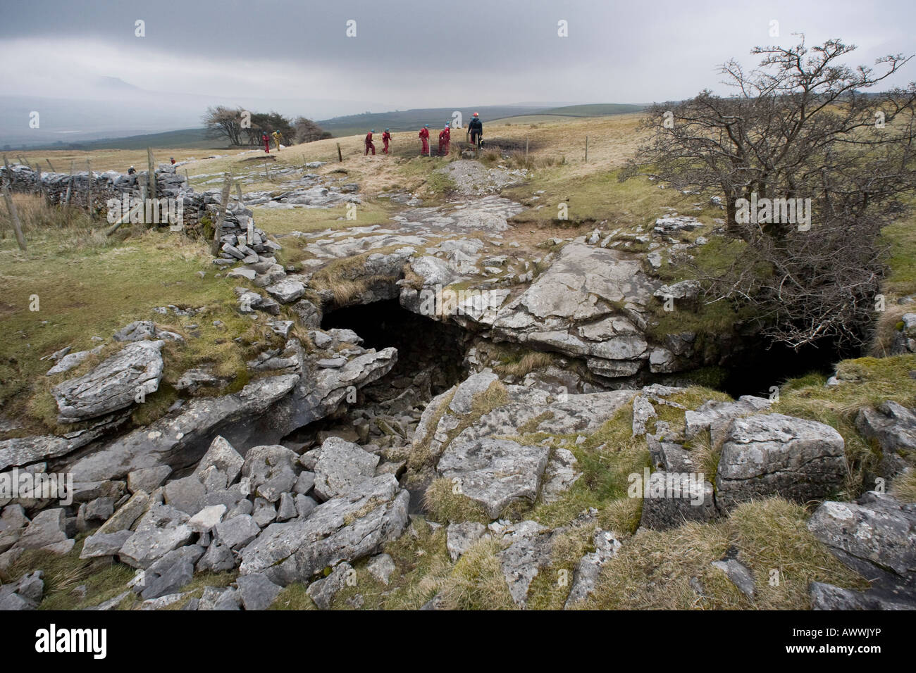 Höhlenforscher bereiten lange Churn Höhle in der Nähe von Selside in den Yorkshire Dales eingeben Stockfoto