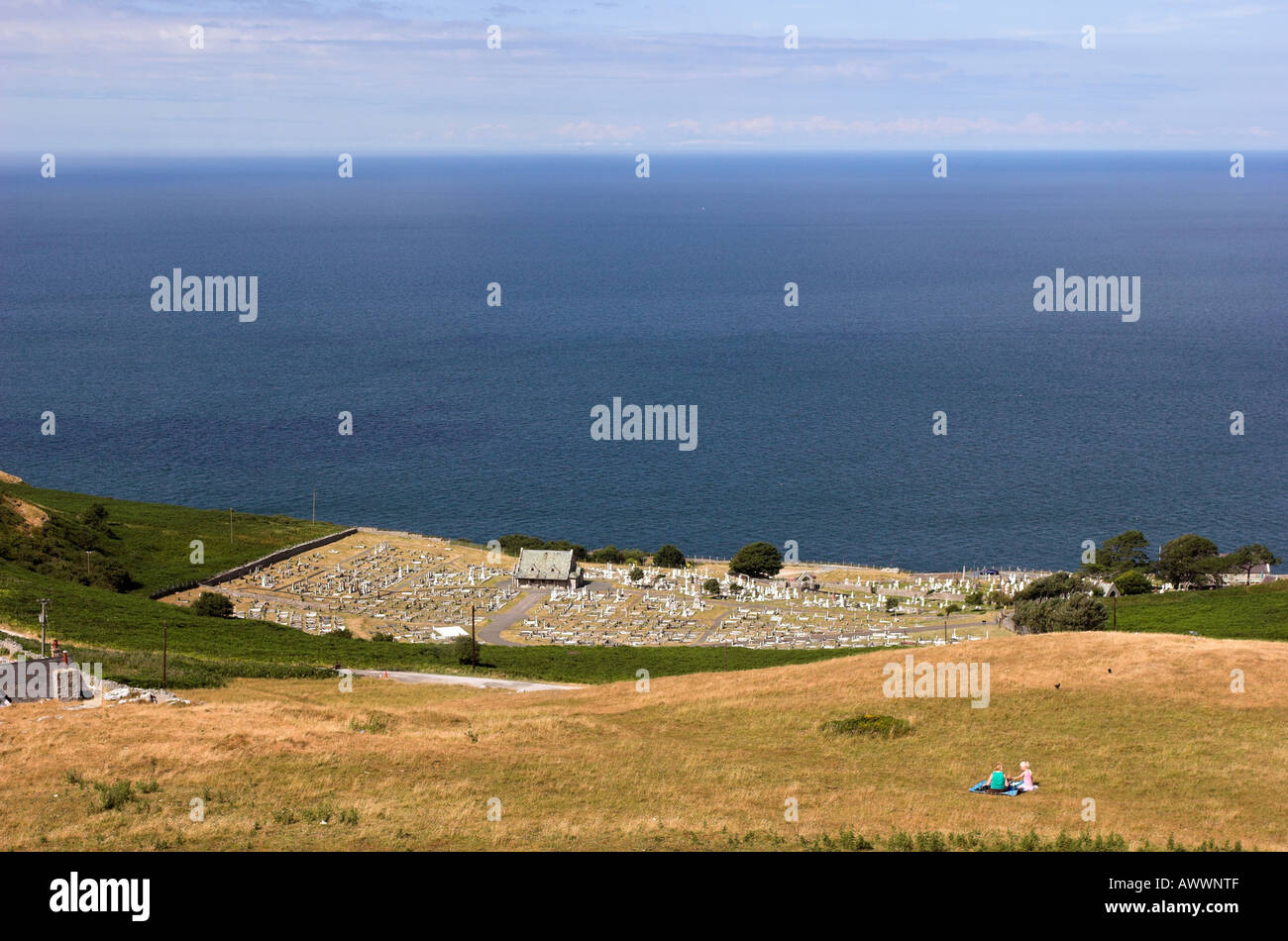 Luftbild von Saint Tudnos Pfarrkirche und Friedhof vom Gipfel des Great Orme in Llandudno Nord-Wales Stockfoto