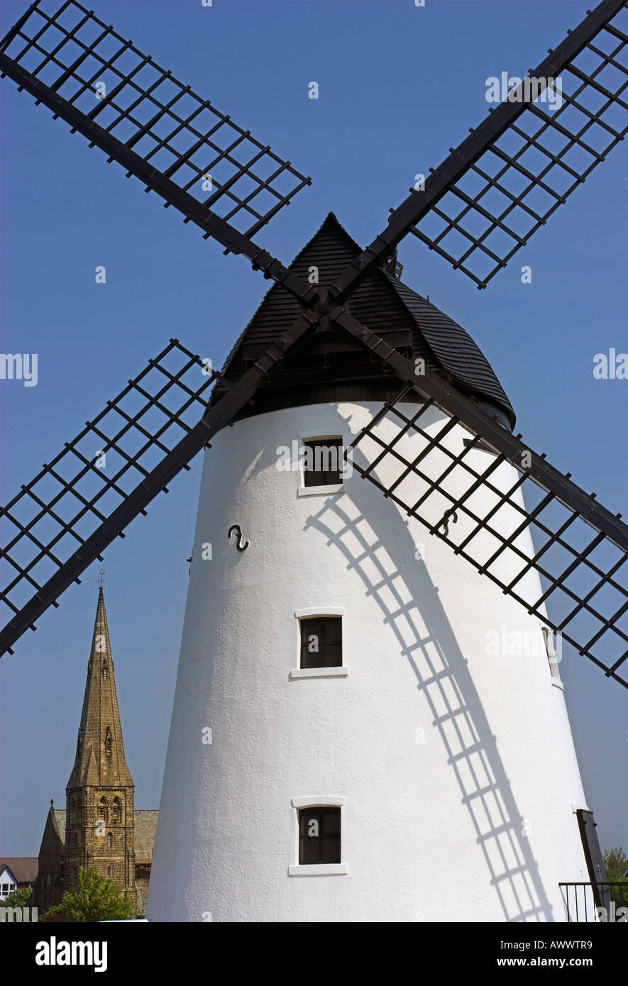 Lytham Windmühle am Meer mit St John Devine C E-Kirche im Hintergrund Stockfoto