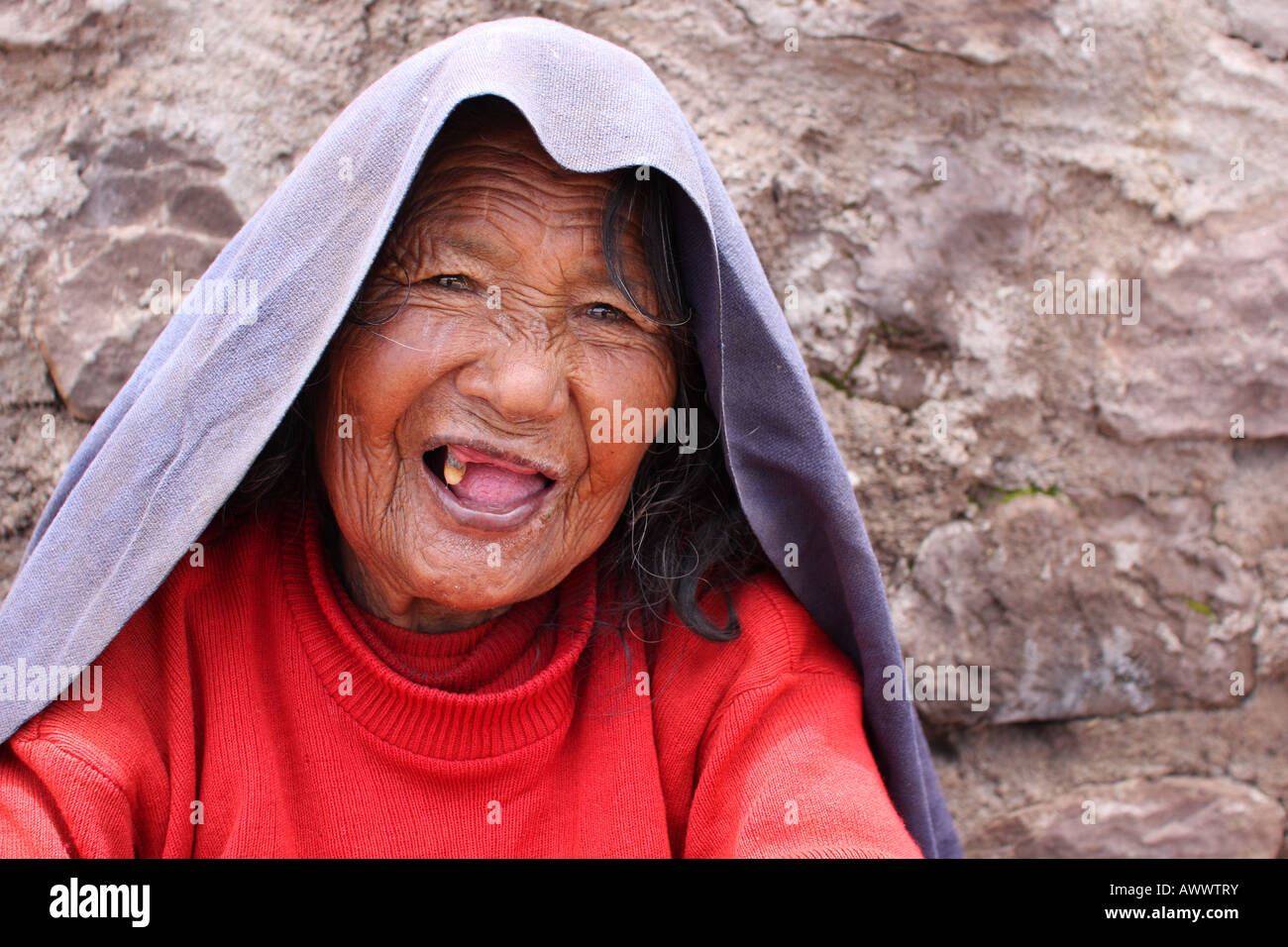 Eine alte, zahnlos, Quechua Frau lächelt in die Kamera auf der traditionellen Taquille (Taquile) Insel, Titicacasee, Peru. Stockfoto