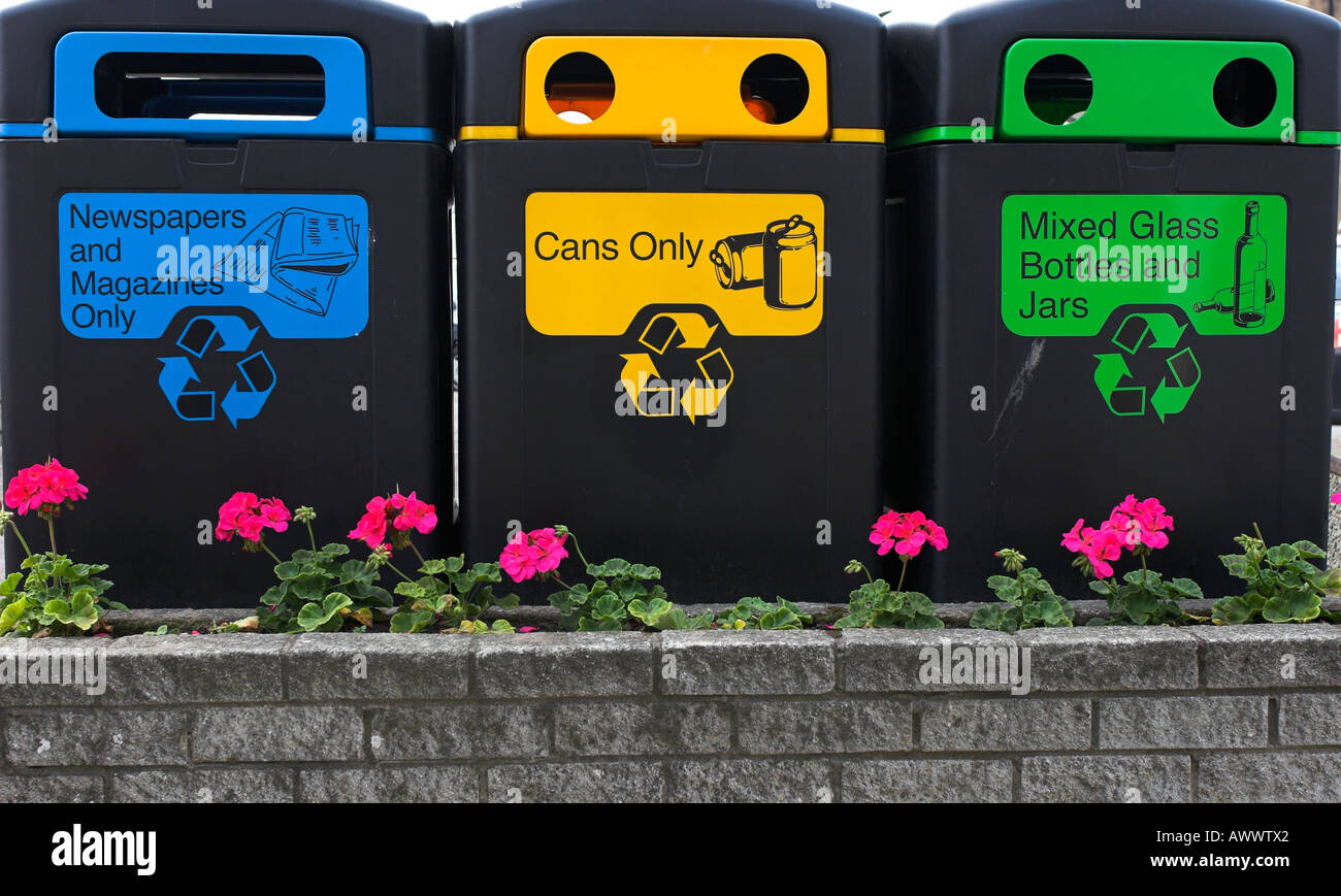 Recycling-Behälter für Zeitung Dosen und Flaschen bei Fleetwood Stockfoto