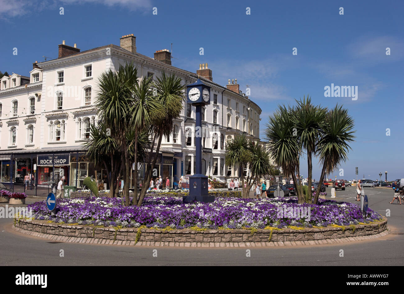 Floral Roubabout und Clock auf Mostyn Straße in Nord-Wales Llandudo Stockfoto