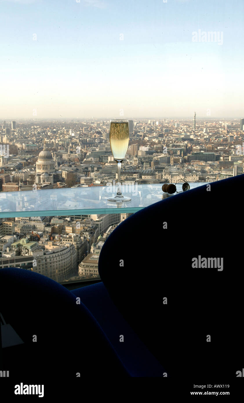 Blick vom Tower 42 Champagner bar mit Blick auf St. Pauls und die Stadt London uk England mit Brille Glas Champagner auf die t Stockfoto