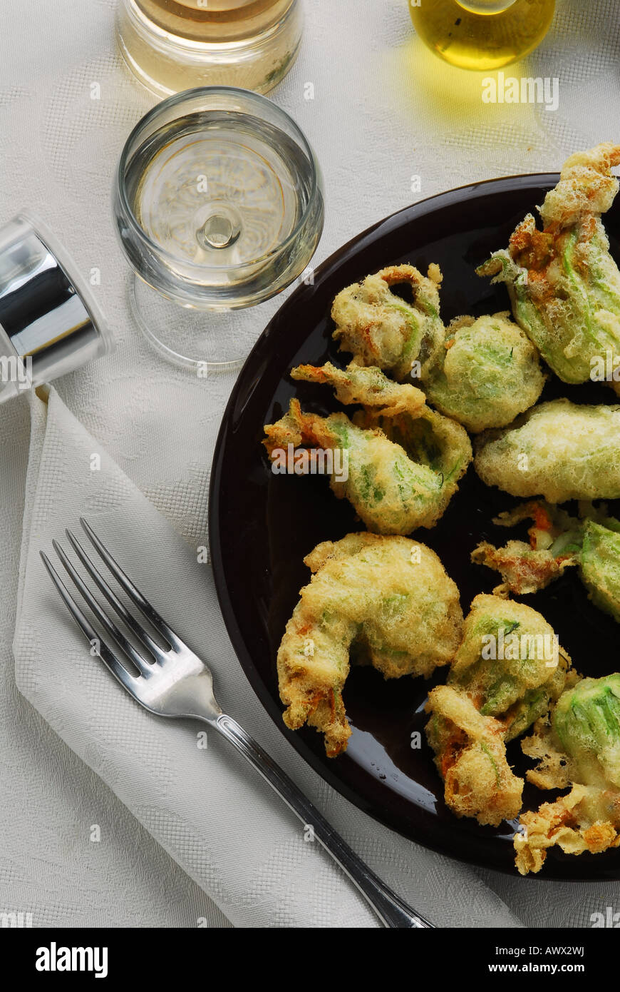 Gebratene Zucchini Blumen - Contorni della Toscana - Cucina Tradizionale Regionale Italiana Stockfoto