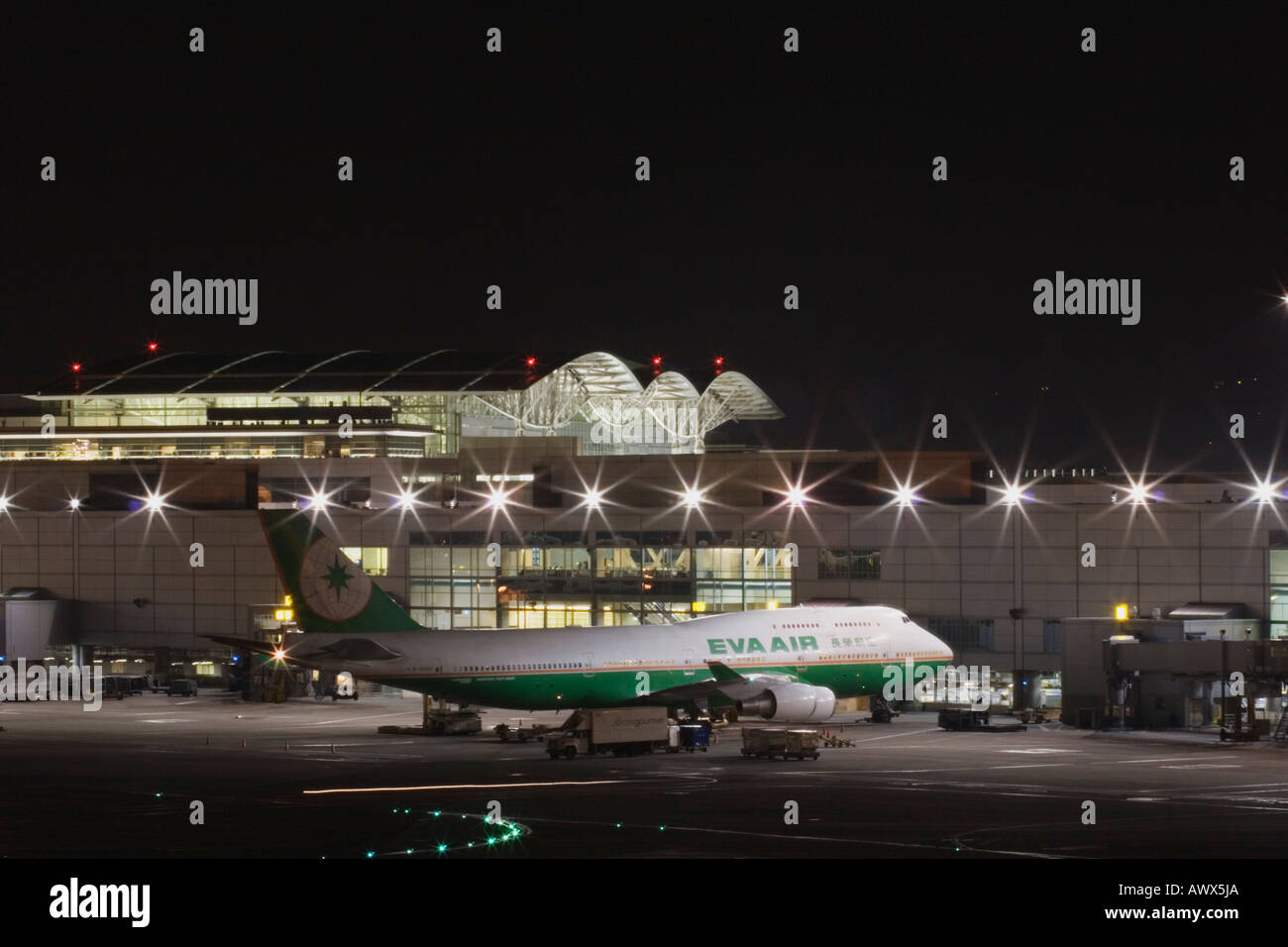 EVA Airlines 747 Passagierflugzeug nachts an der San Francisco International Airport Kalifornien USA Stockfoto