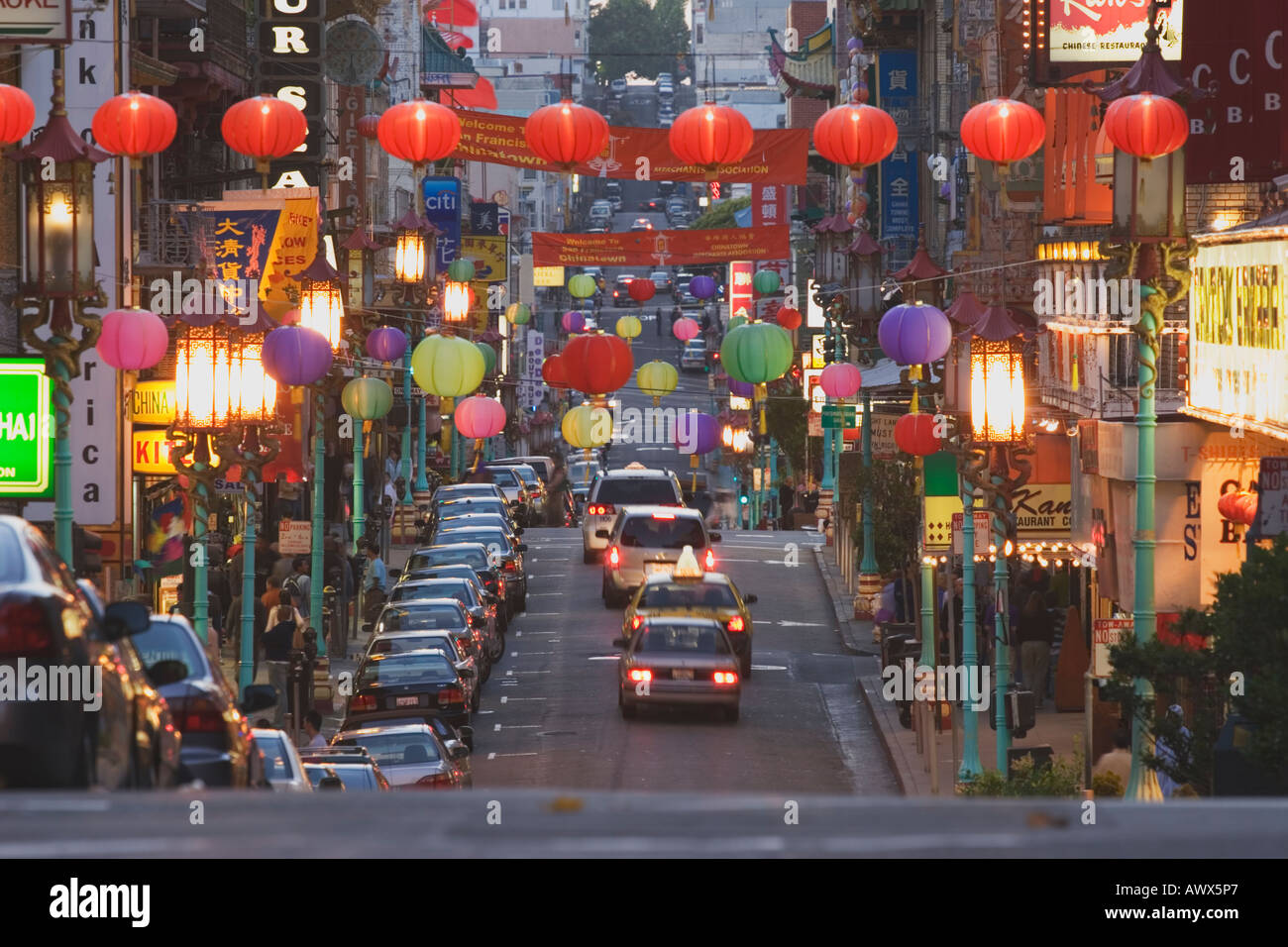 Leuchtende Laternen hängen über Grant Avenue in Chinatown während der Dämmerung, San Francisco, Kalifornien, USA Stockfoto