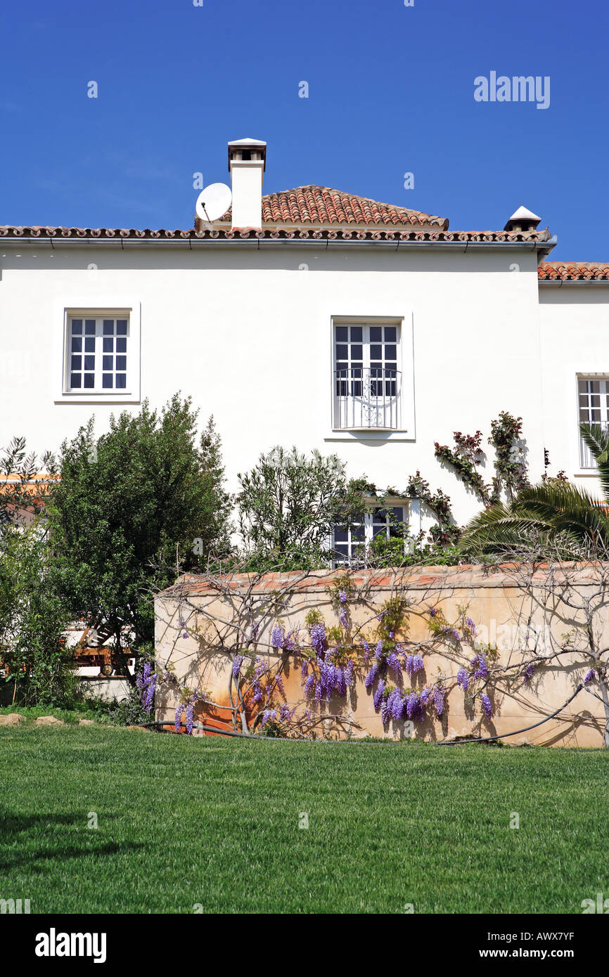 Großen rustikalen Landhotel inmitten von schönen Gärten in der spanischen Landschaft mit Glyzinien aufwachsen einer Wand Stockfoto