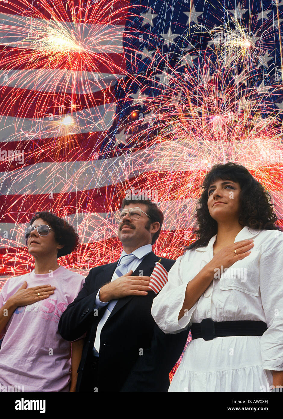 Zusammengesetztes Bild von vier Personen in einer Einbürgerungszeremonie überlagert die amerikanische Flagge und Feuerwerk Stockfoto