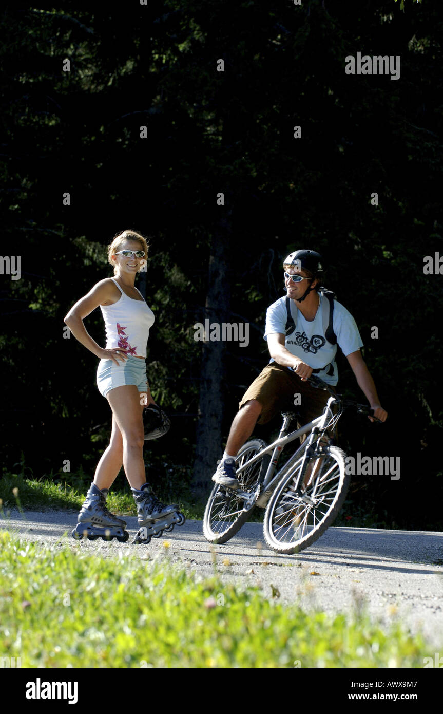 paar Inline skaten und Mountainbiken Stockfoto