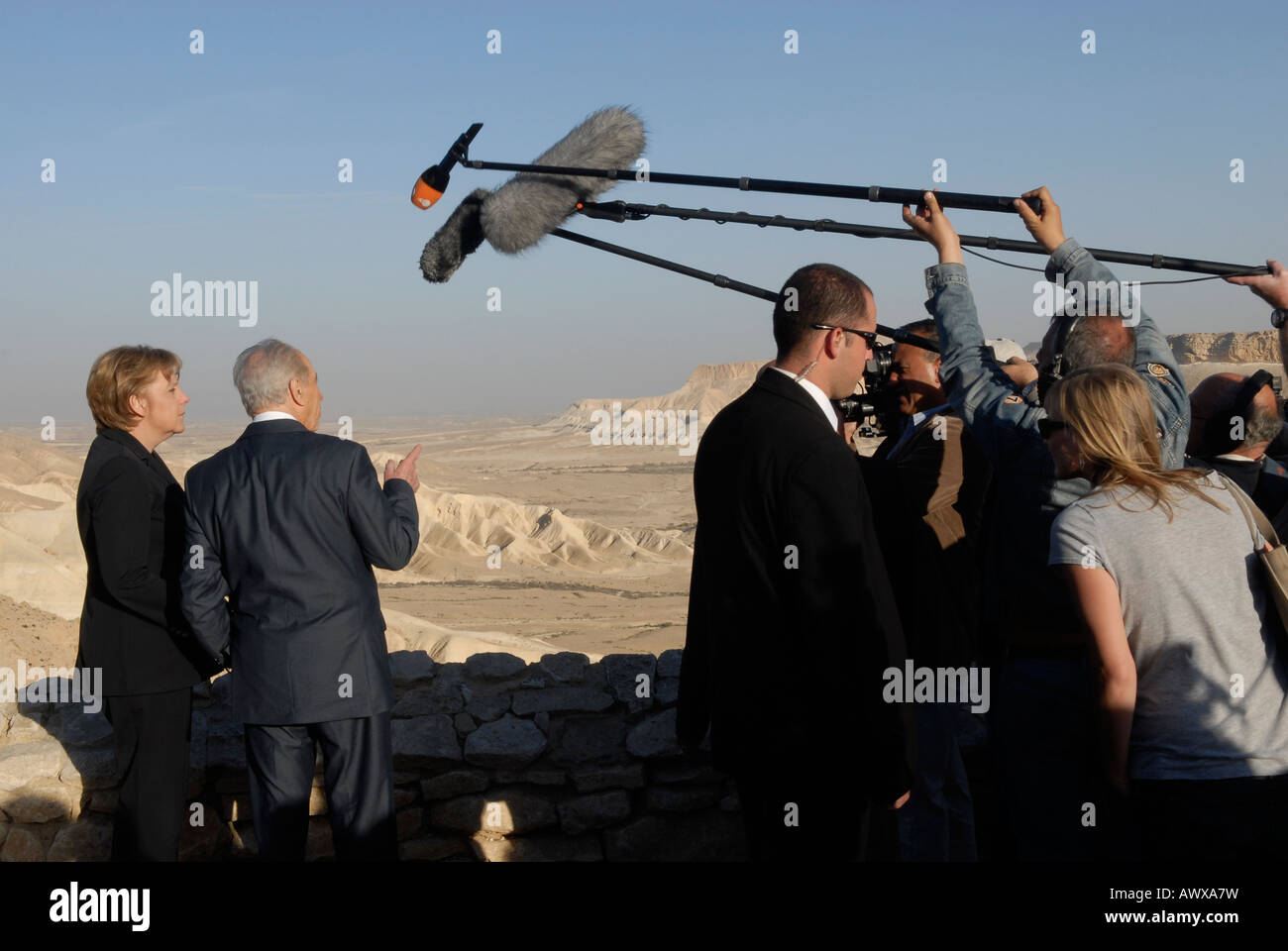 Reporter versuchen, Gespräch von Bundeskanzlerin Angela Merkel mit dem israelischen Präsidenten Shimon Peres in Sde Boker in der Wüste Negev, Israel aufzeichnen Stockfoto
